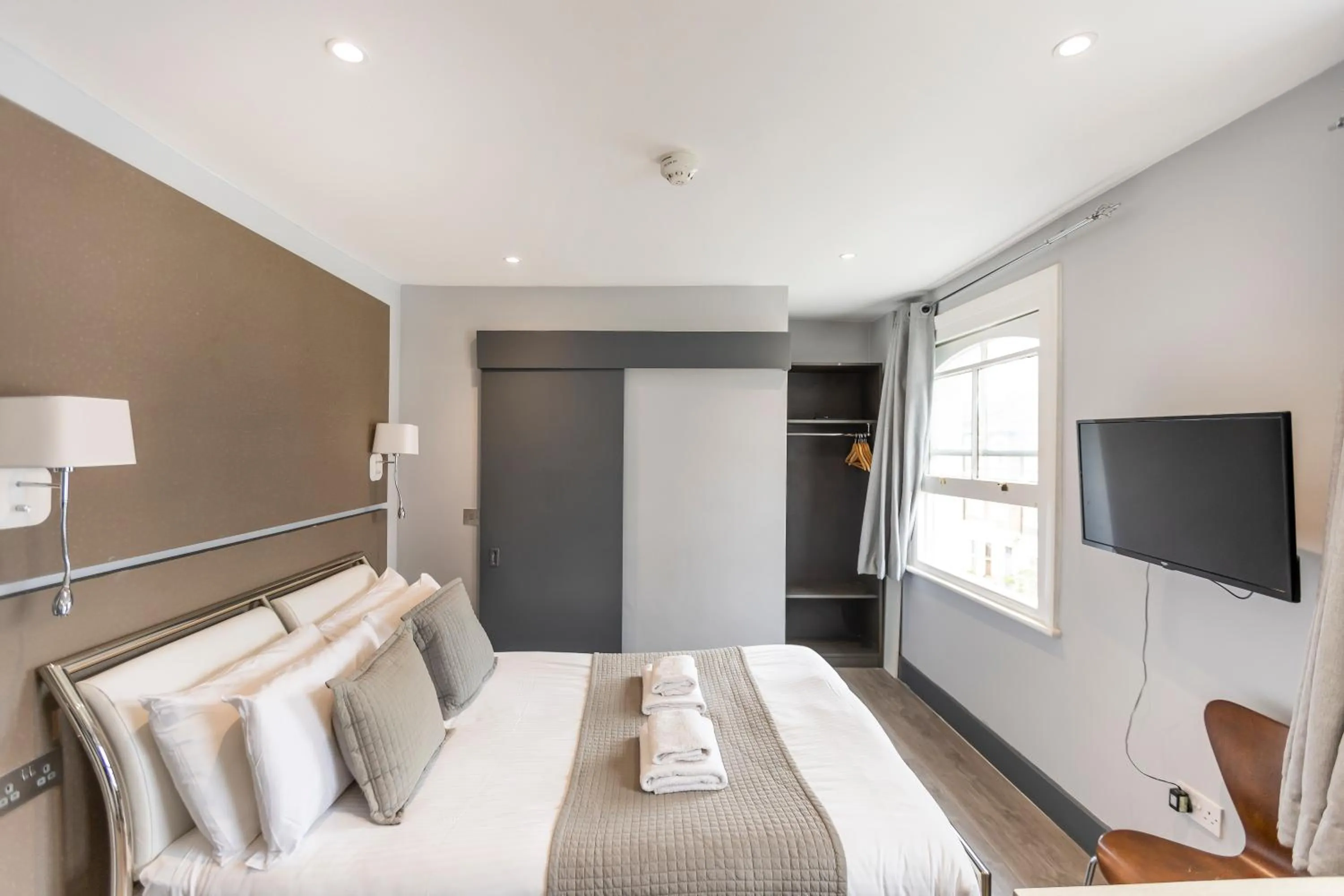 City view, Bed in W6 Hotel