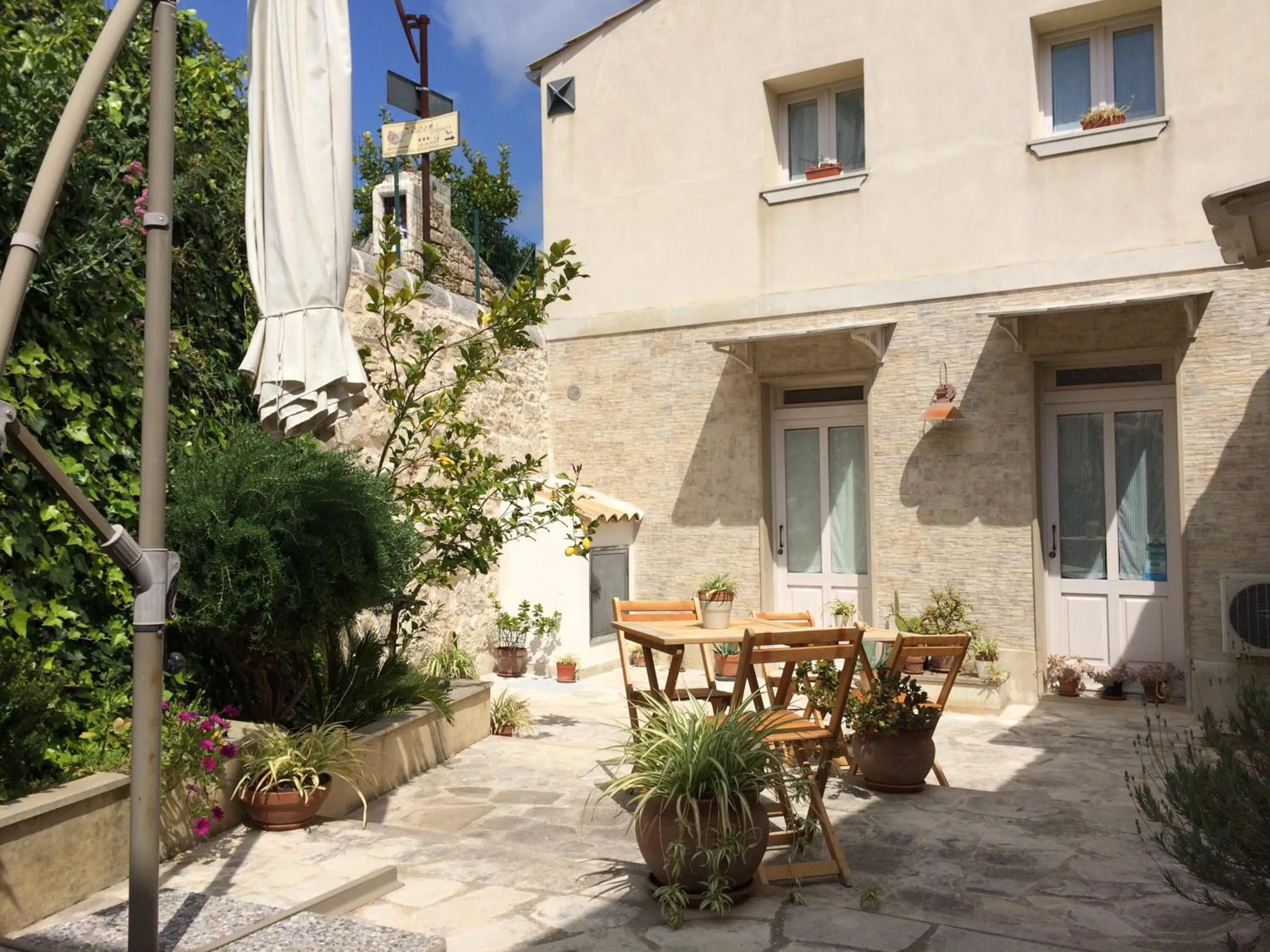 Garden in Chicchi Di Melograno