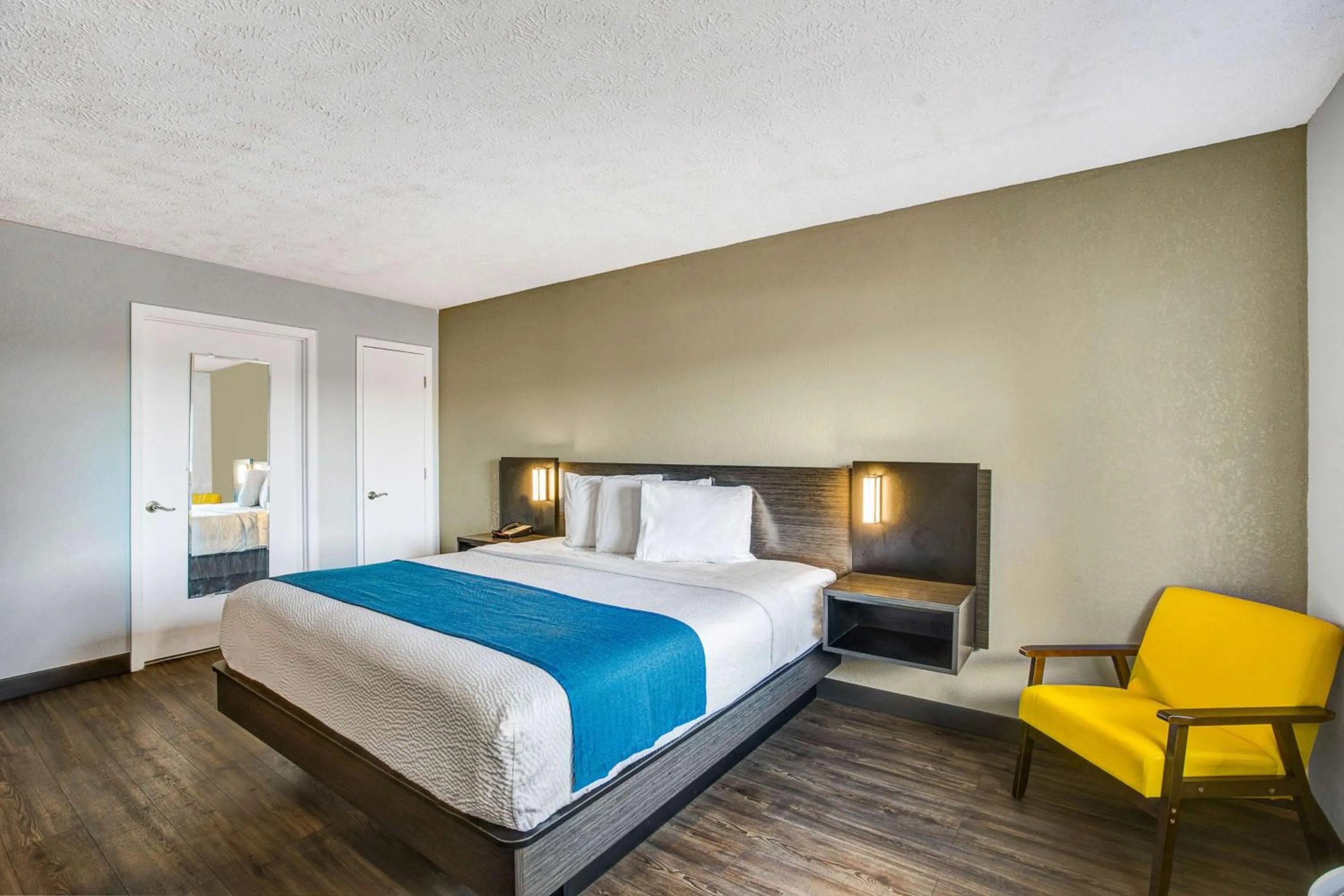 Photo of the whole room in Motel 6-Hillsville, VA