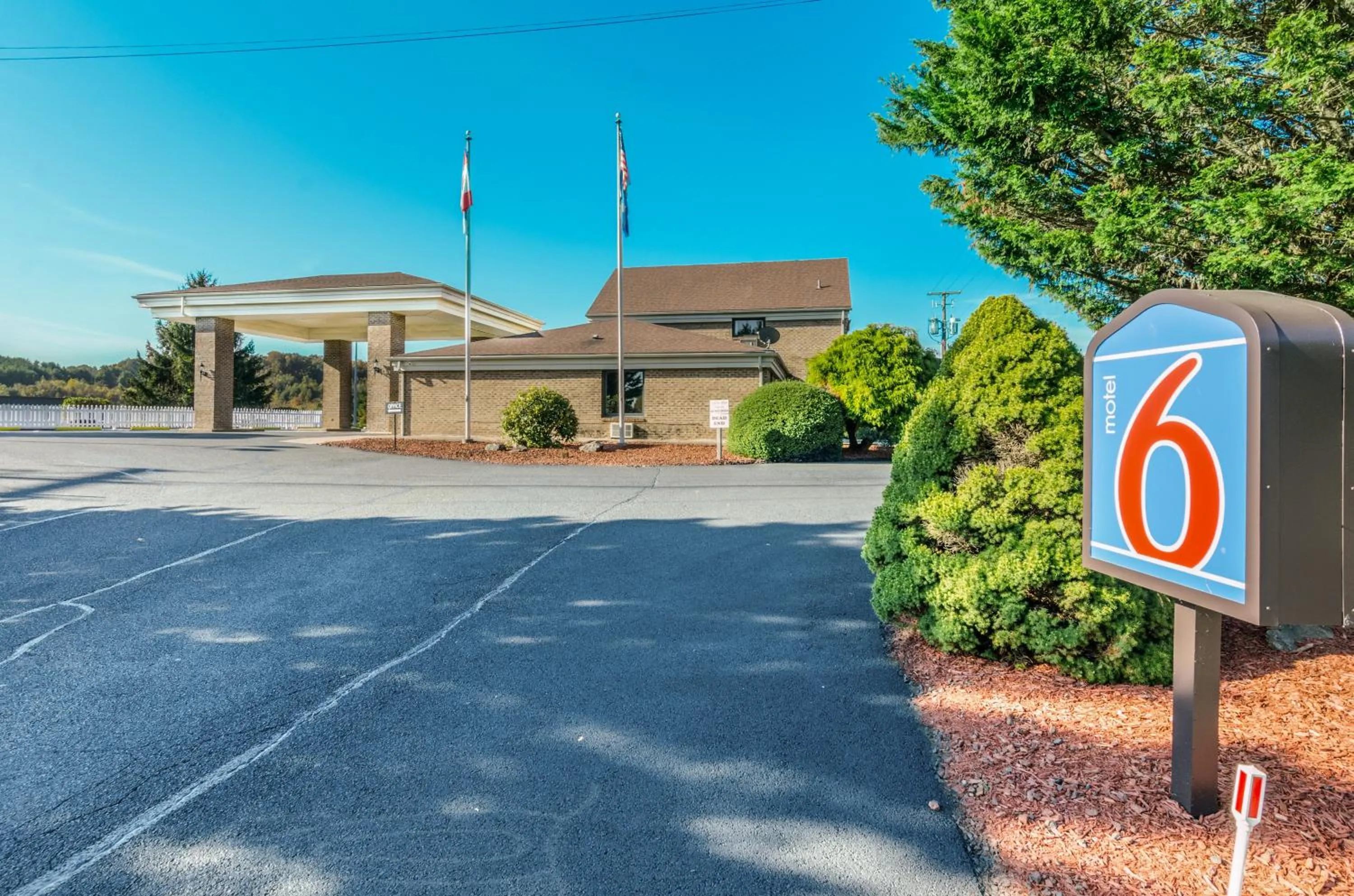 Facade/entrance, Property Building in Motel 6-Hillsville, VA