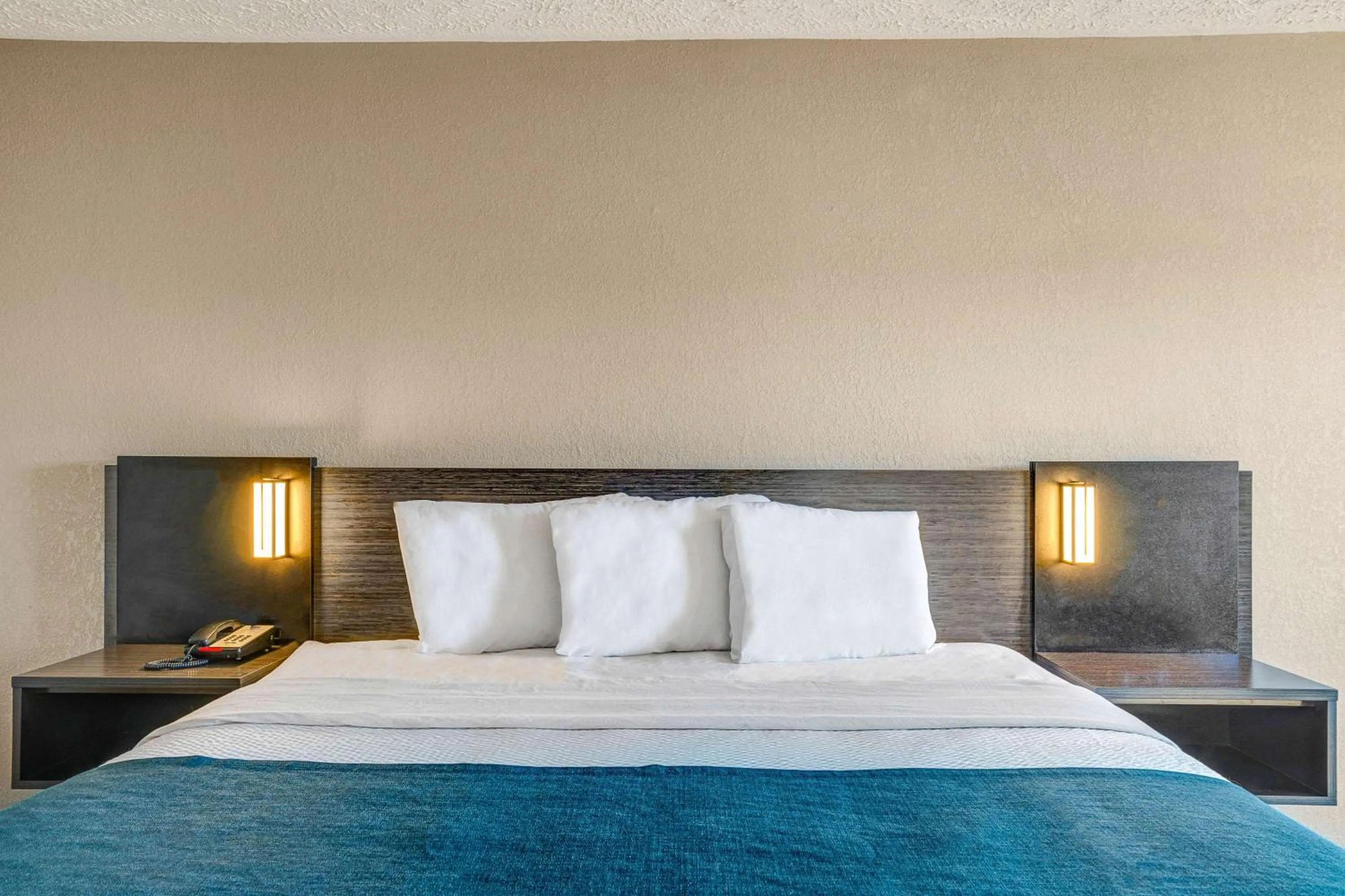 Photo of the whole room in Motel 6-Hillsville, VA