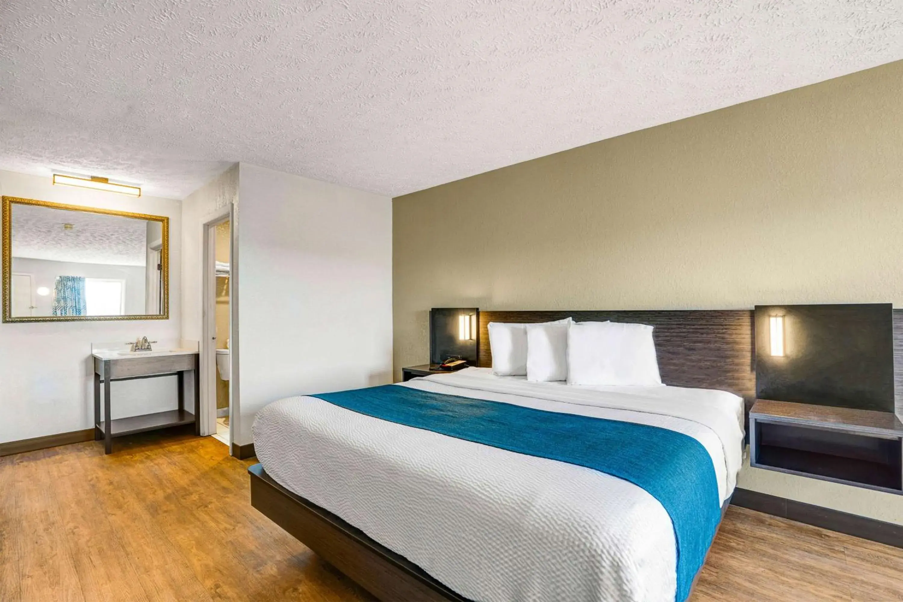 Deluxe Triple Room - Non-Smoking in Motel 6-Hillsville, VA Deluxe Triple Room - Non-Smoking in Motel 6-Hillsville, VA