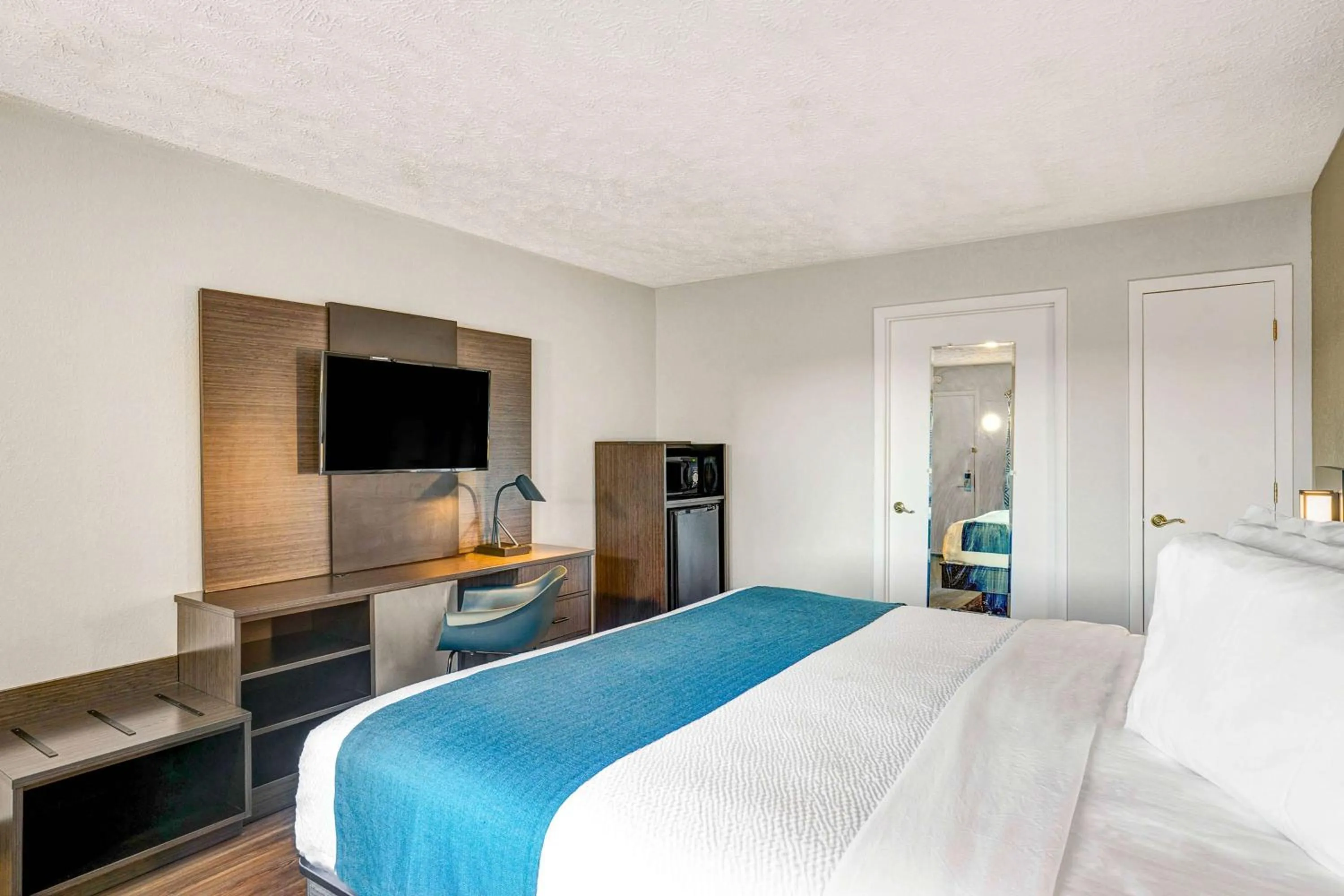 Photo of the whole room in Motel 6-Hillsville, VA