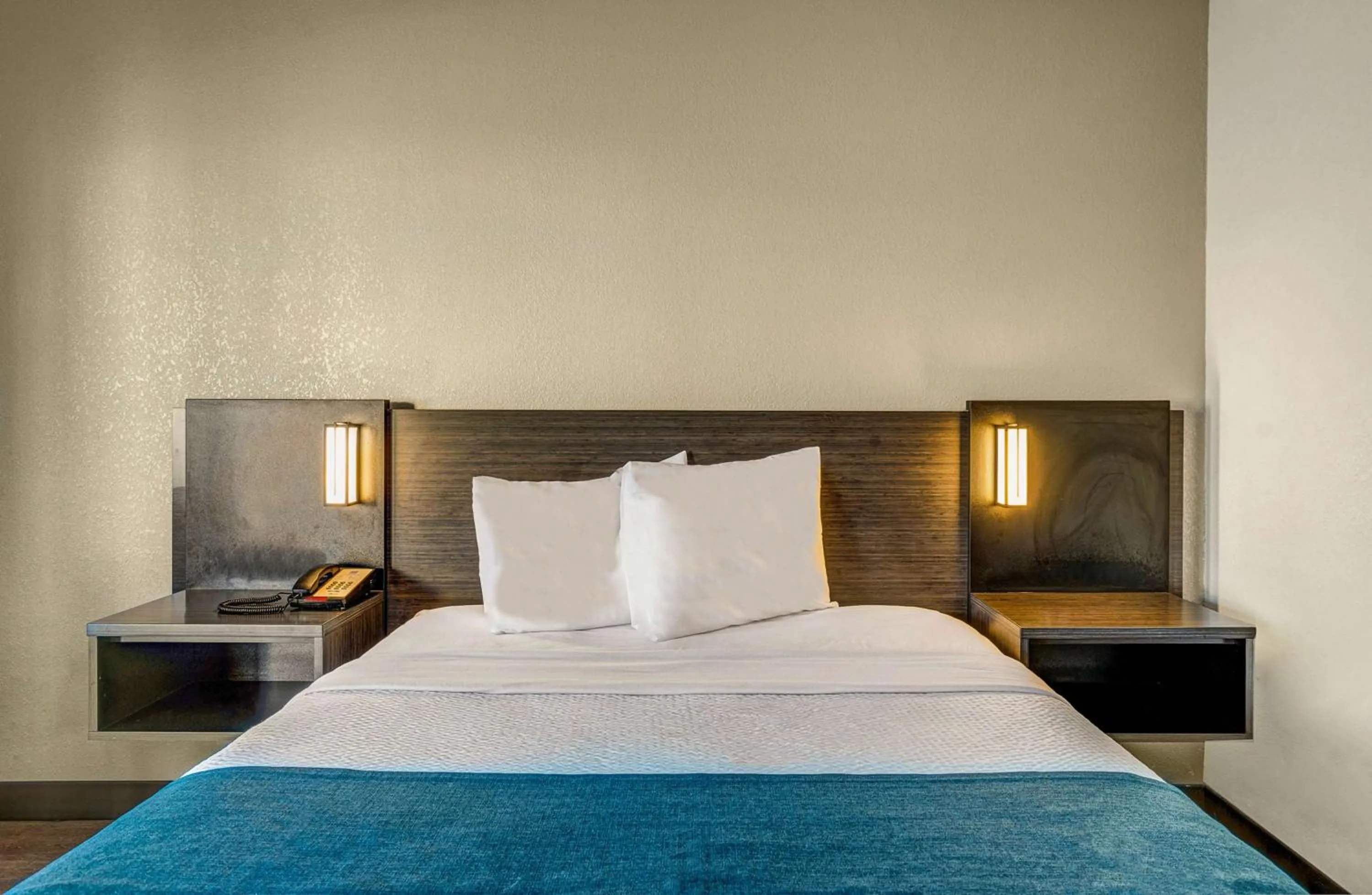 Photo of the whole room in Motel 6-Hillsville, VA