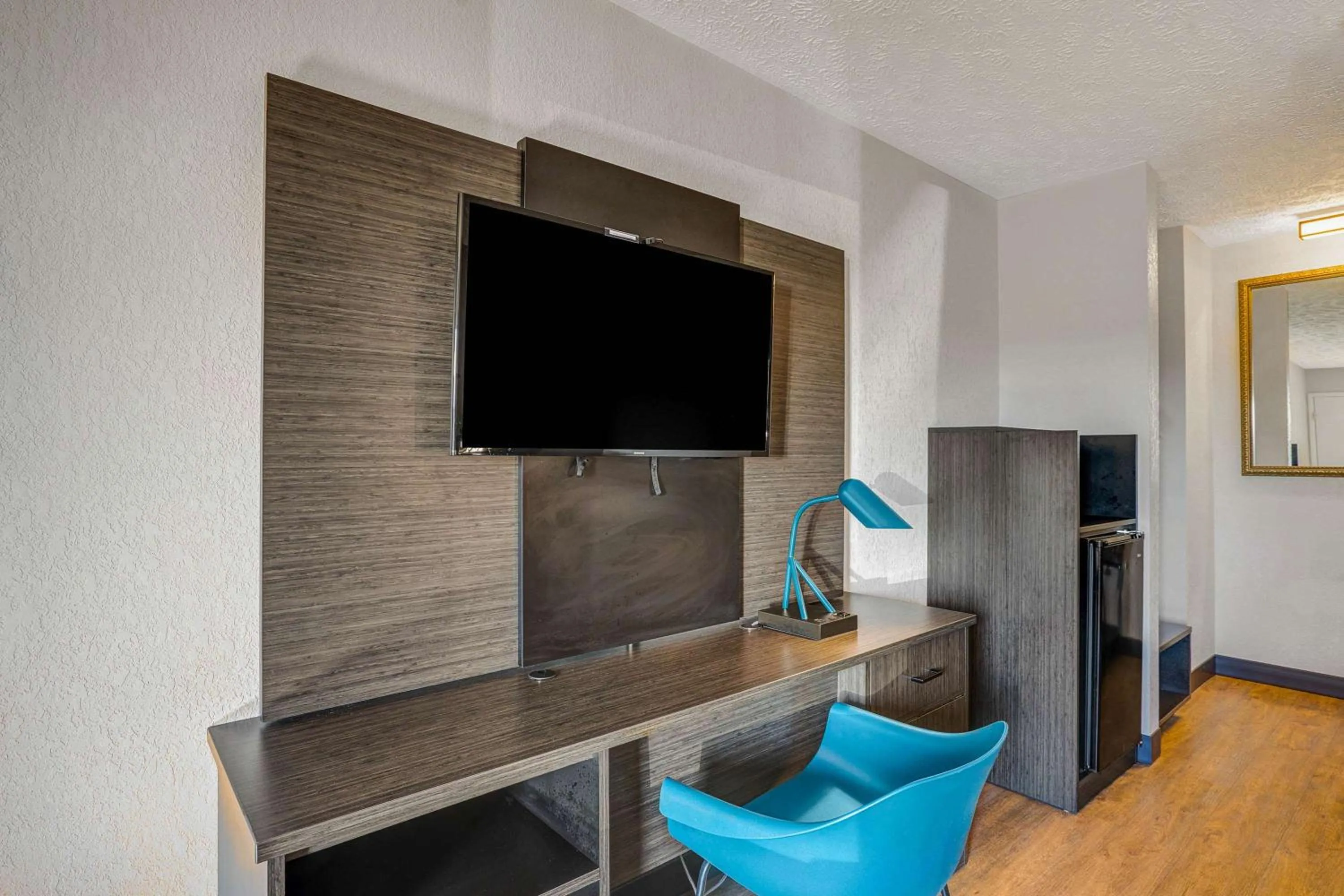 Photo of the whole room, TV/Entertainment Center in Motel 6-Hillsville, VA