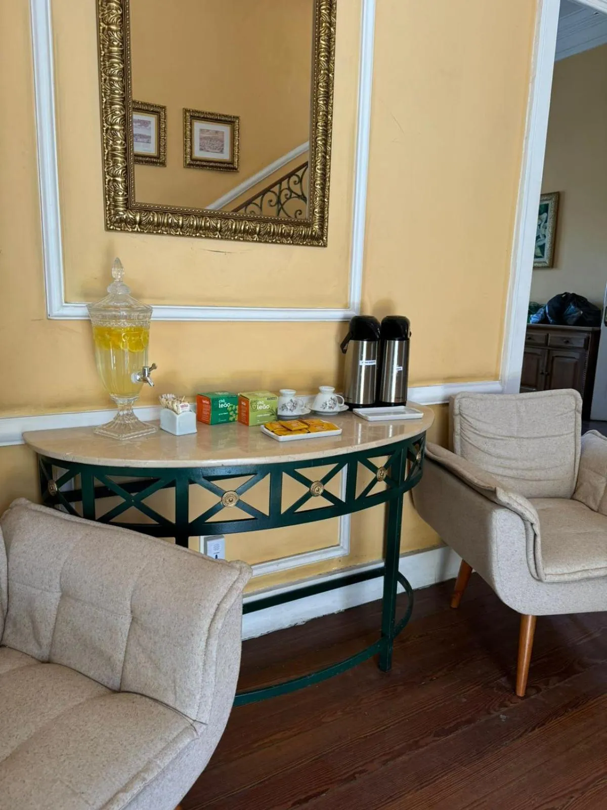 Seating area in Pousada Crystal Palace