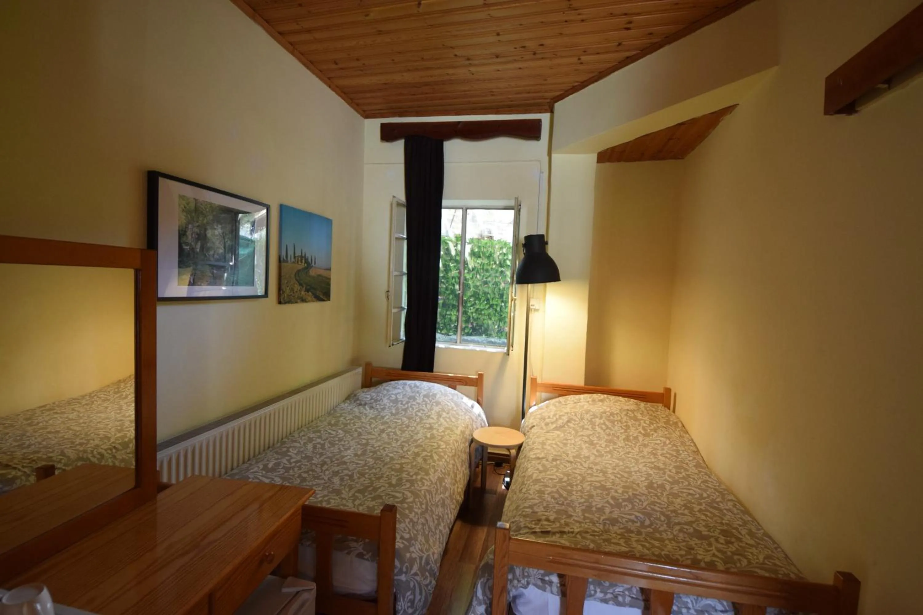 Bedroom, Bed in Christys Palace Hotel