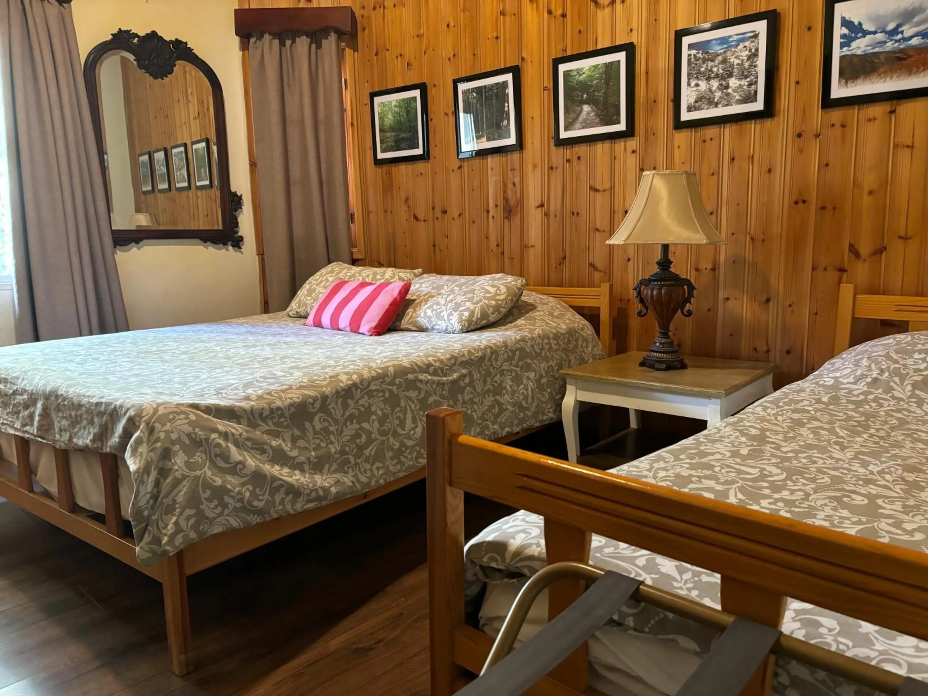 Bedroom, Bed in Christys Palace Hotel