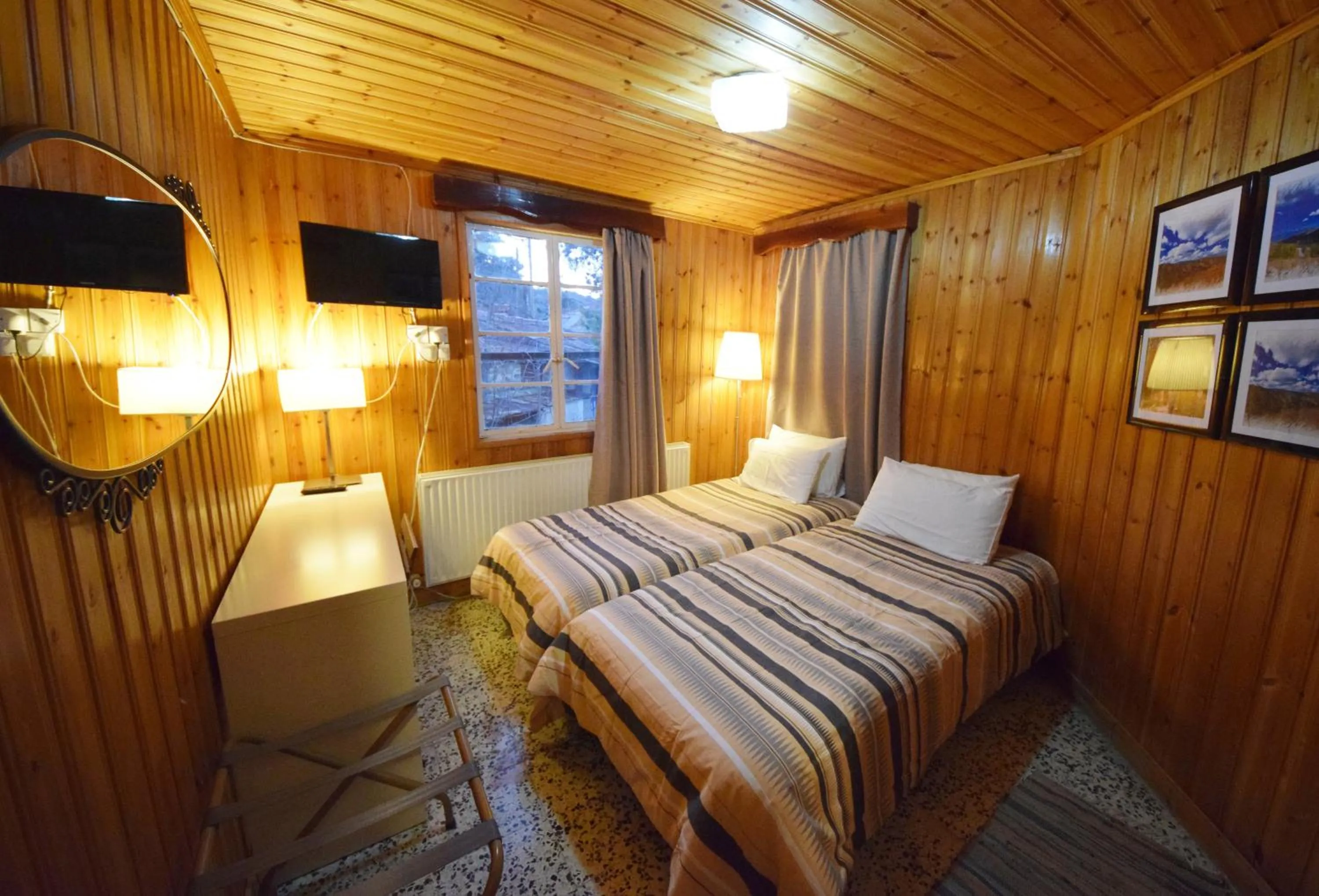 Bathroom, Bed in Christys Palace Hotel