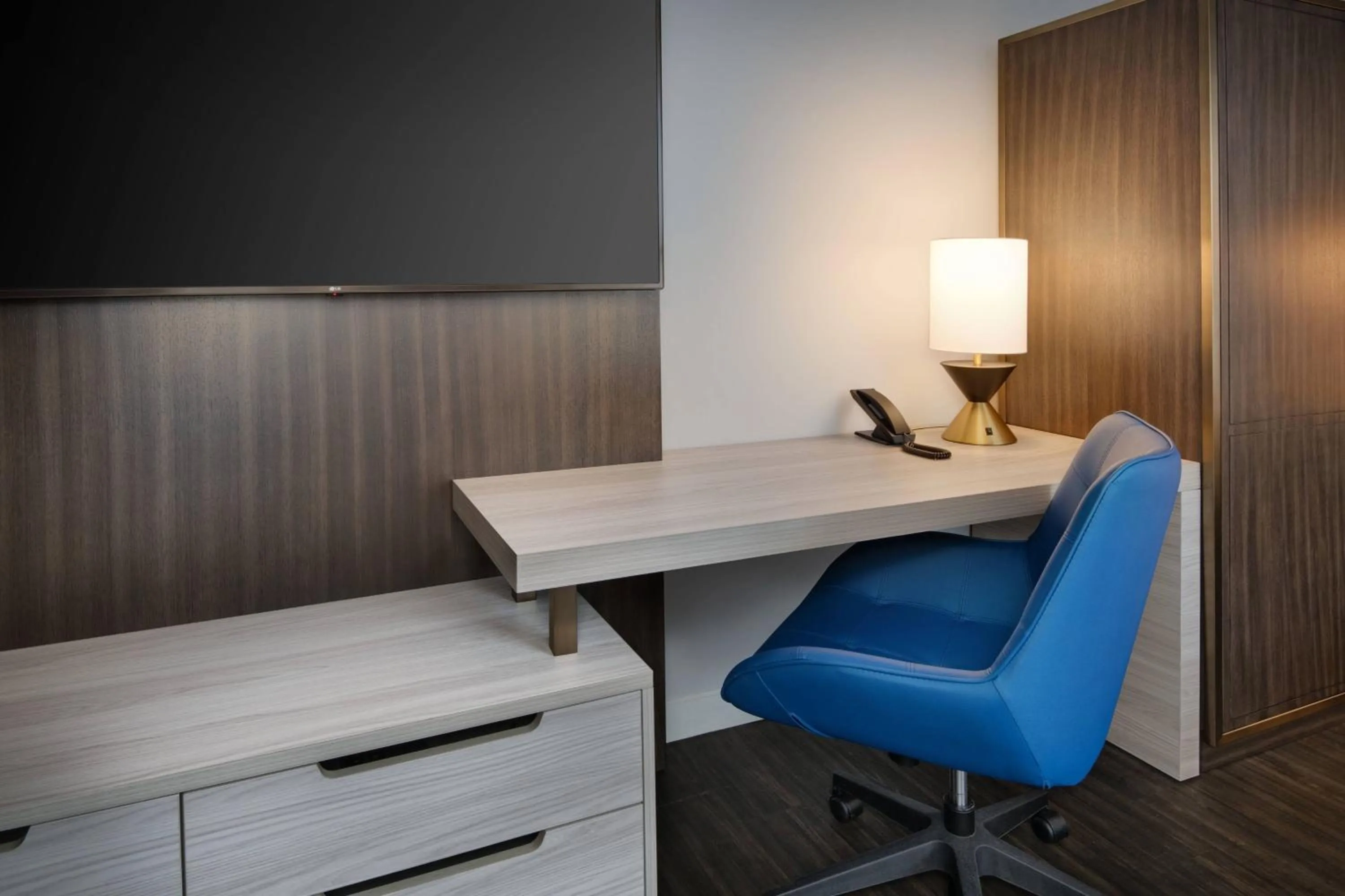 Photo of the whole room in Courtyard by Marriott Atlanta Downtown