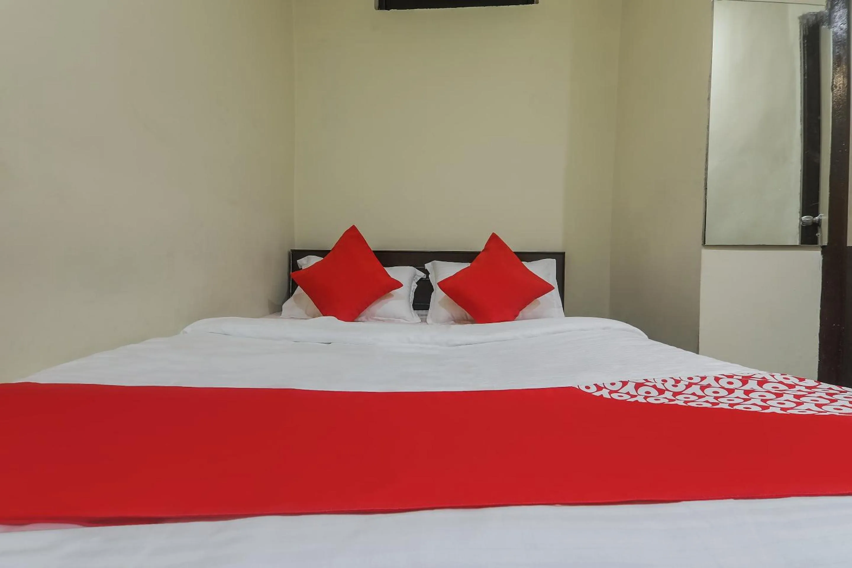 Bedroom, Bed in Hotel O Golden Peak