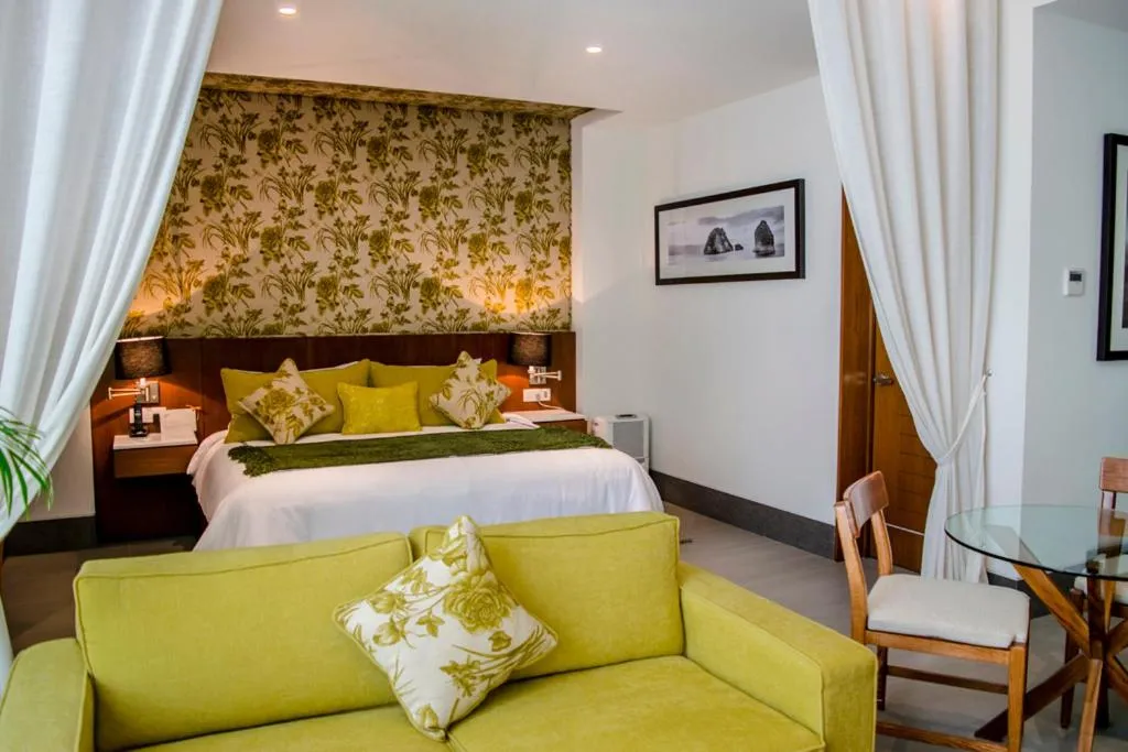 Photo of the whole room, Bed in Kovay Gardens