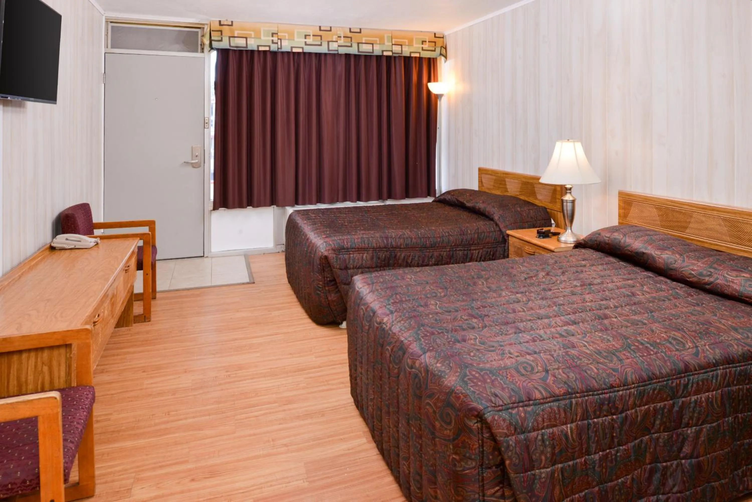 Bedroom in Red Carpet Inn Battleboro