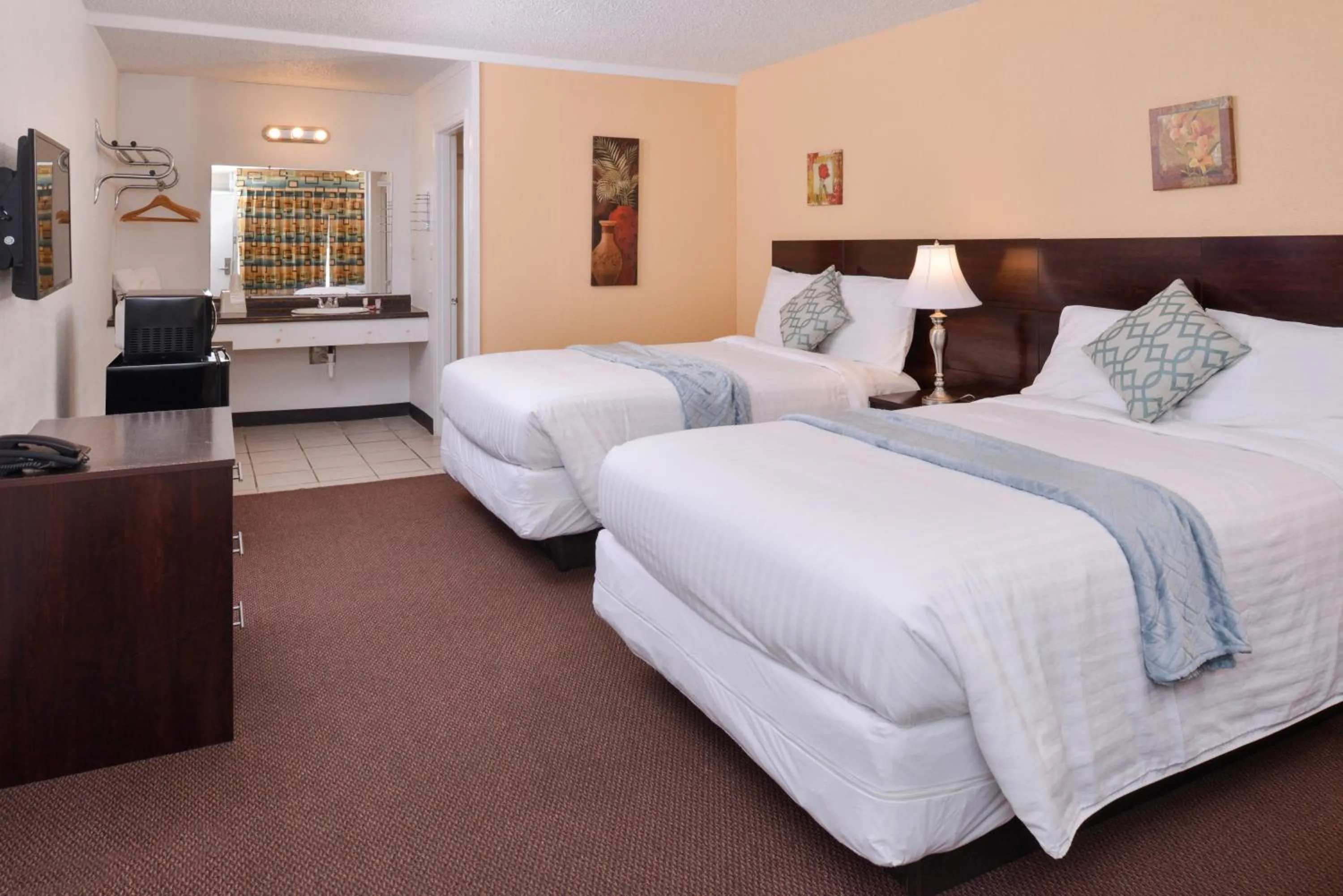 Restaurant/places to eat in Red Carpet Inn Battleboro