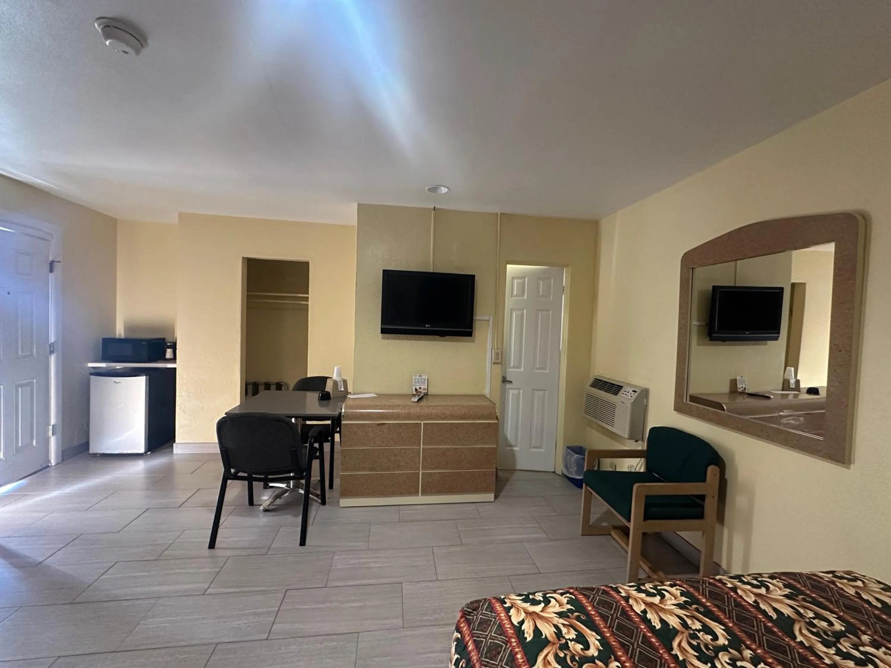 Bedroom in Super Inn By Oyo Daytona Beach Near Airport