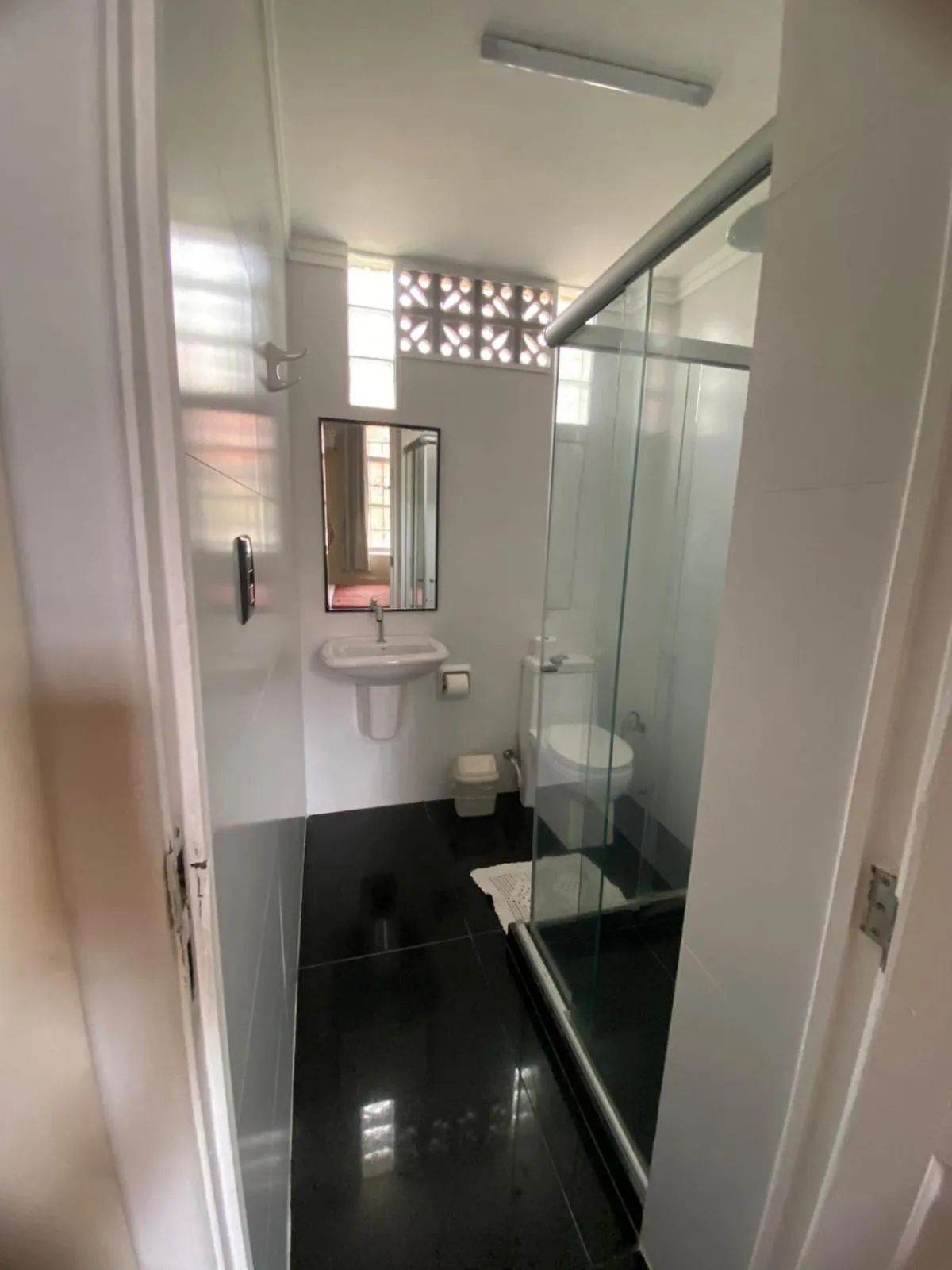 Shower in Hotel Pousada Acácia da Barra