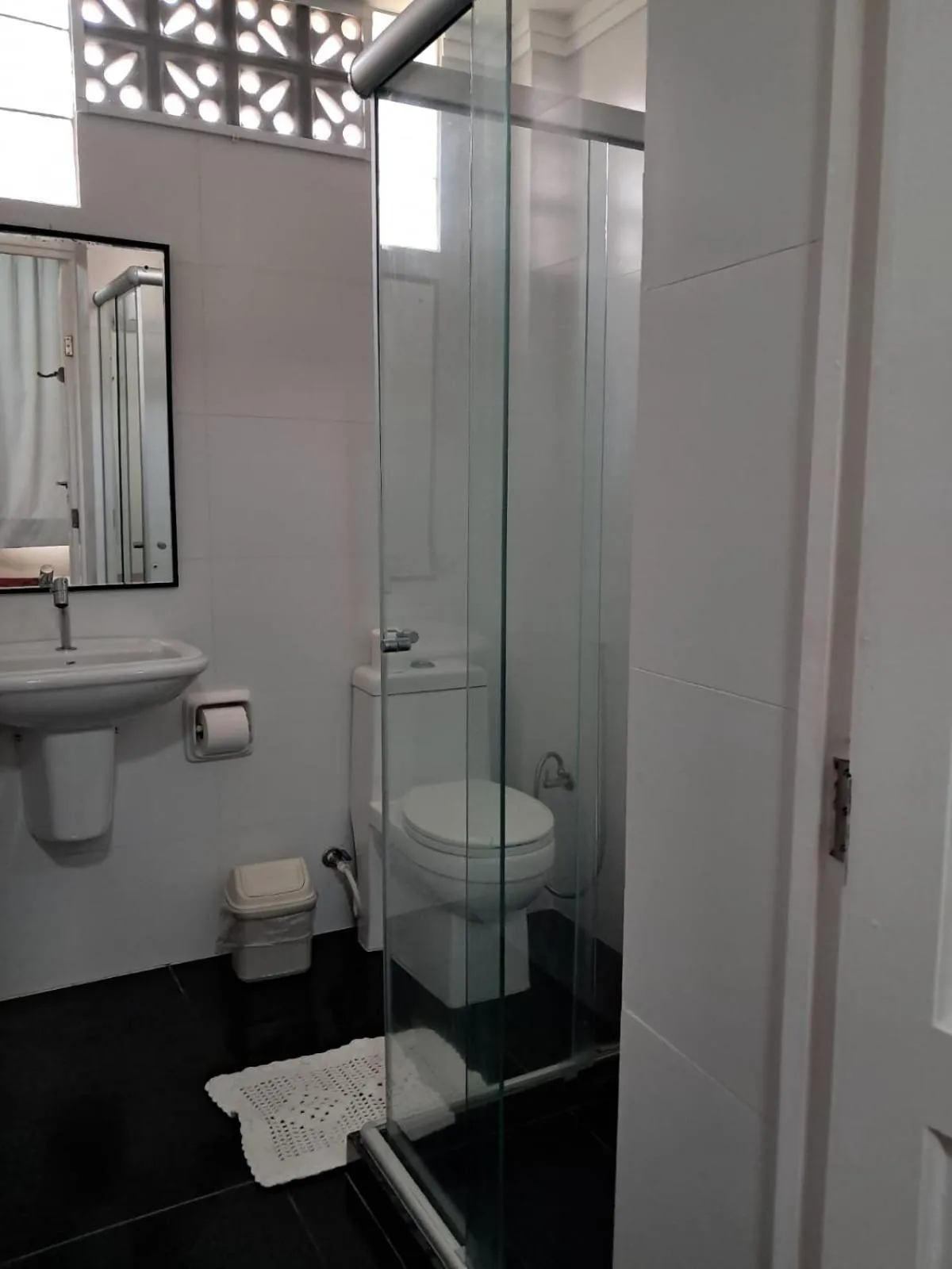 Shower in Hotel Pousada Acácia da Barra