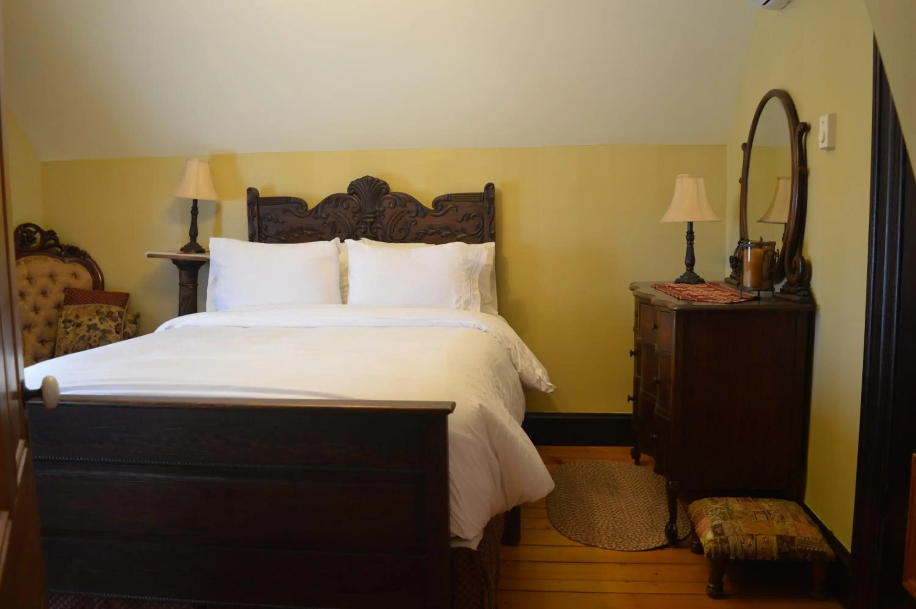 Queen Room in Magnetic Hill Winery Queen Room in Magnetic Hill Winery