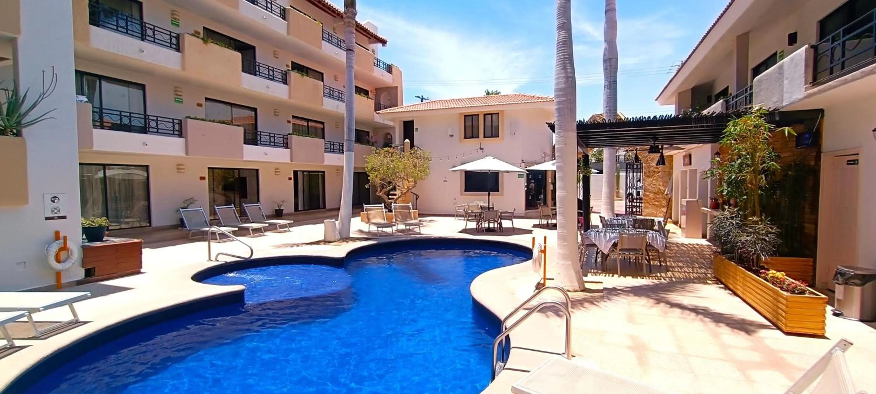 Pool view in Hotel Santa Fe Los Cabos by Villa Group