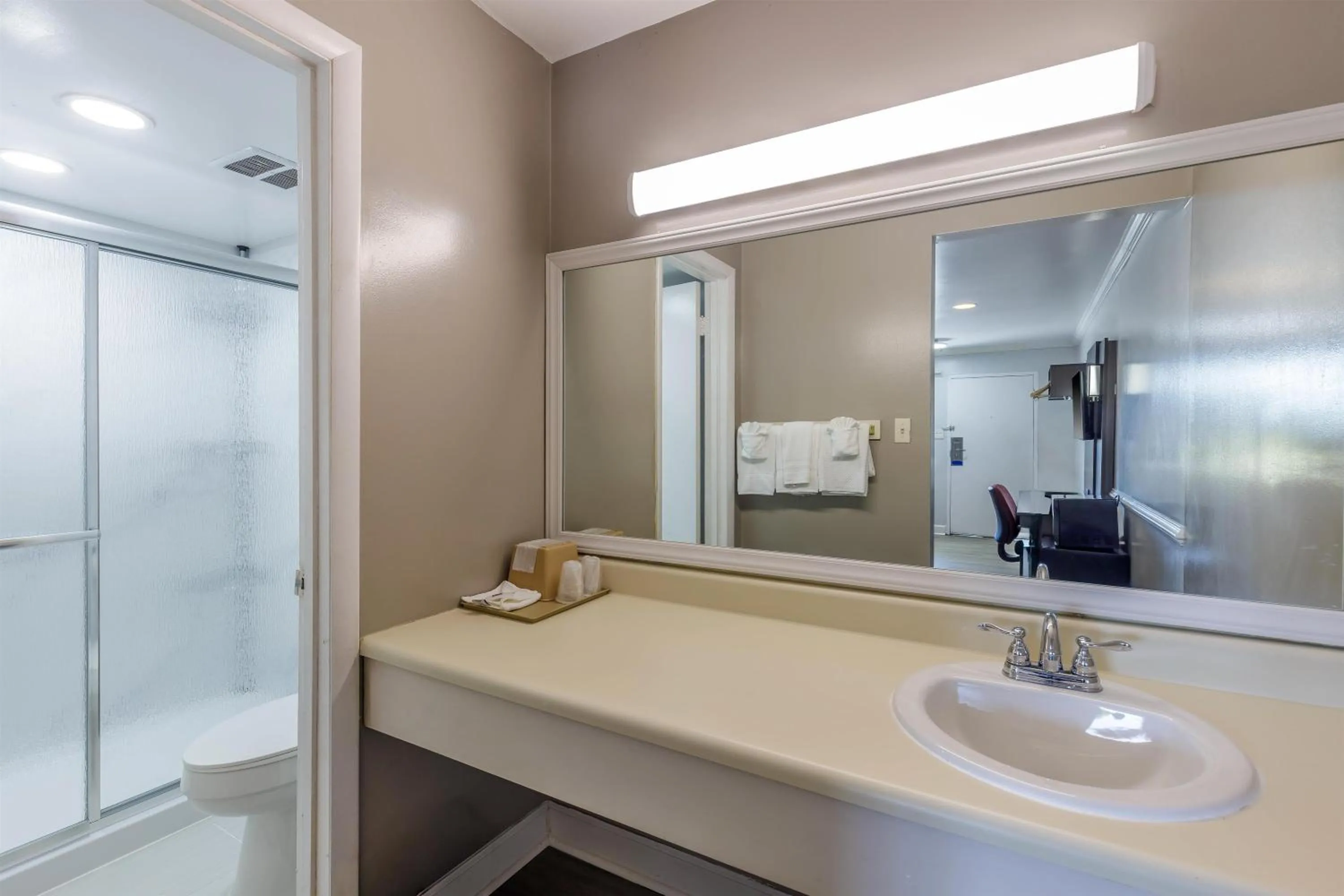 Bathroom in Motel 6 Culpeper, VA