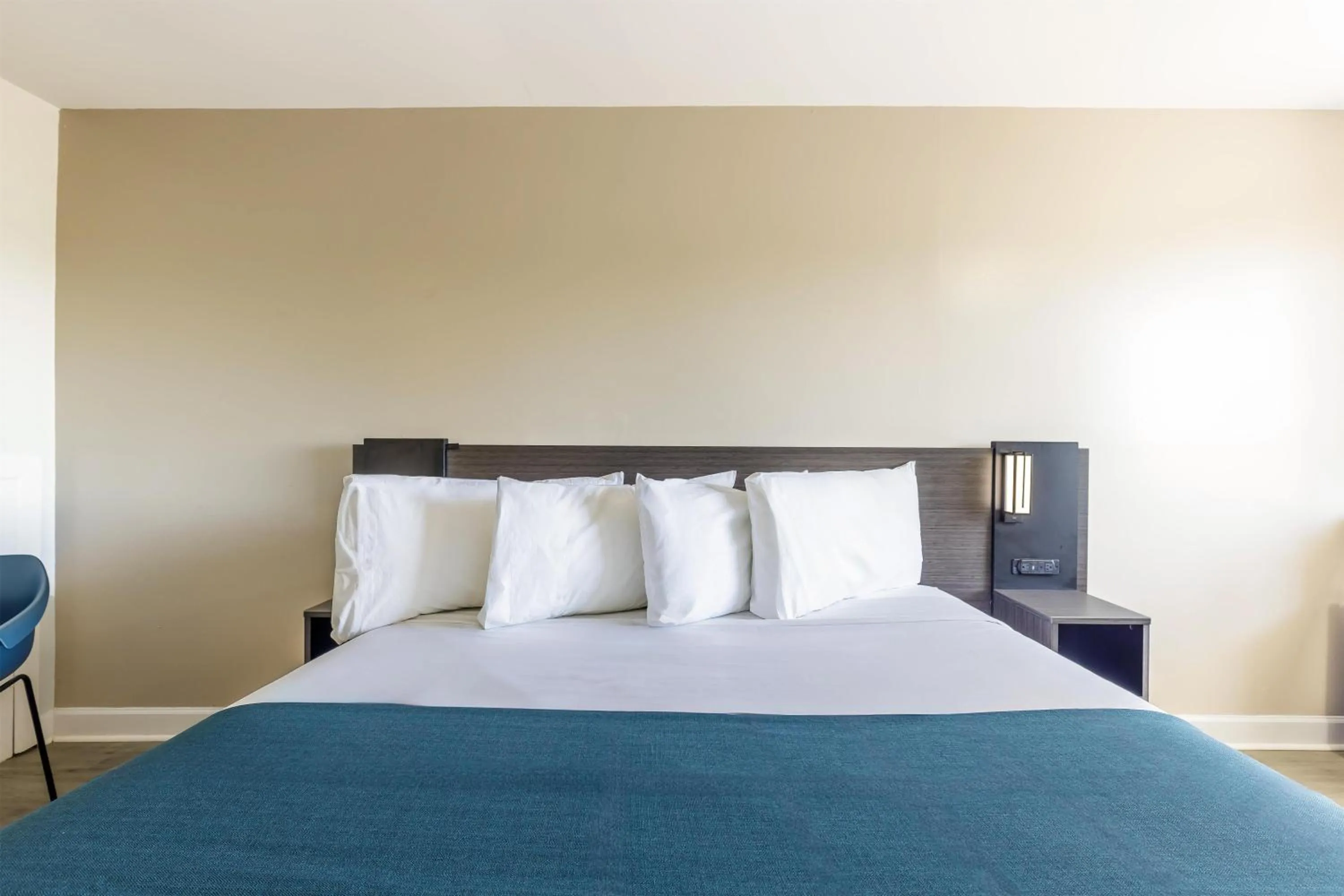 Bedroom, Bed in Motel 6 Culpeper, VA