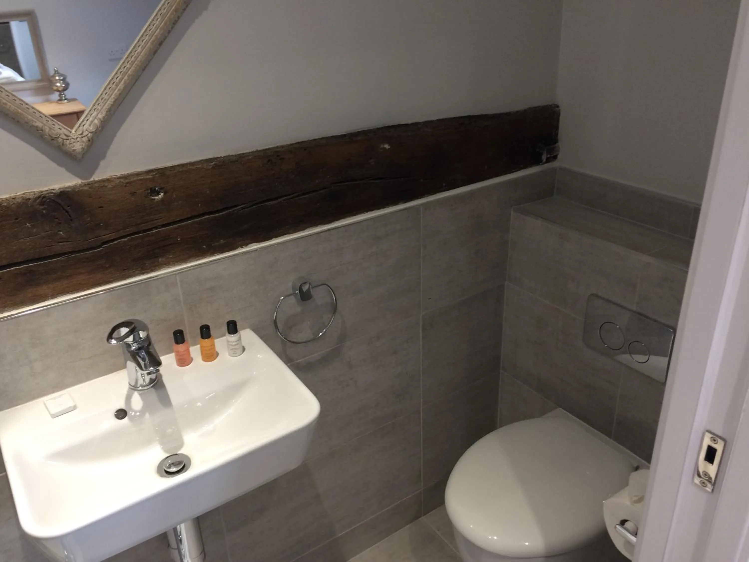 Bathroom in The Dog At Wingham