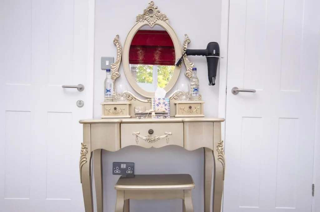 Decorative detail in The Dog At Wingham