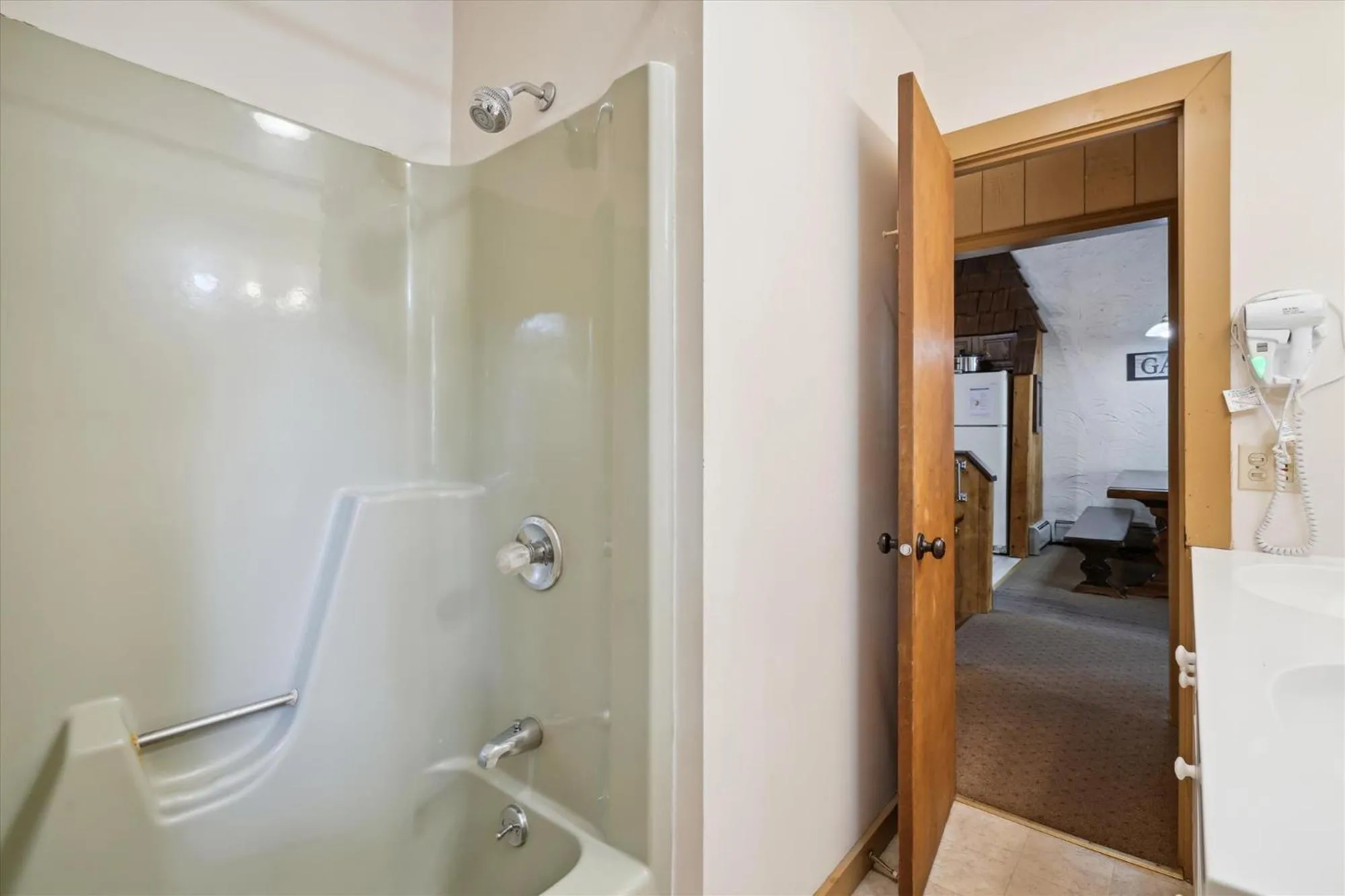 Shower in 4-Bedroom Townhouse with Sauna Snow Flake