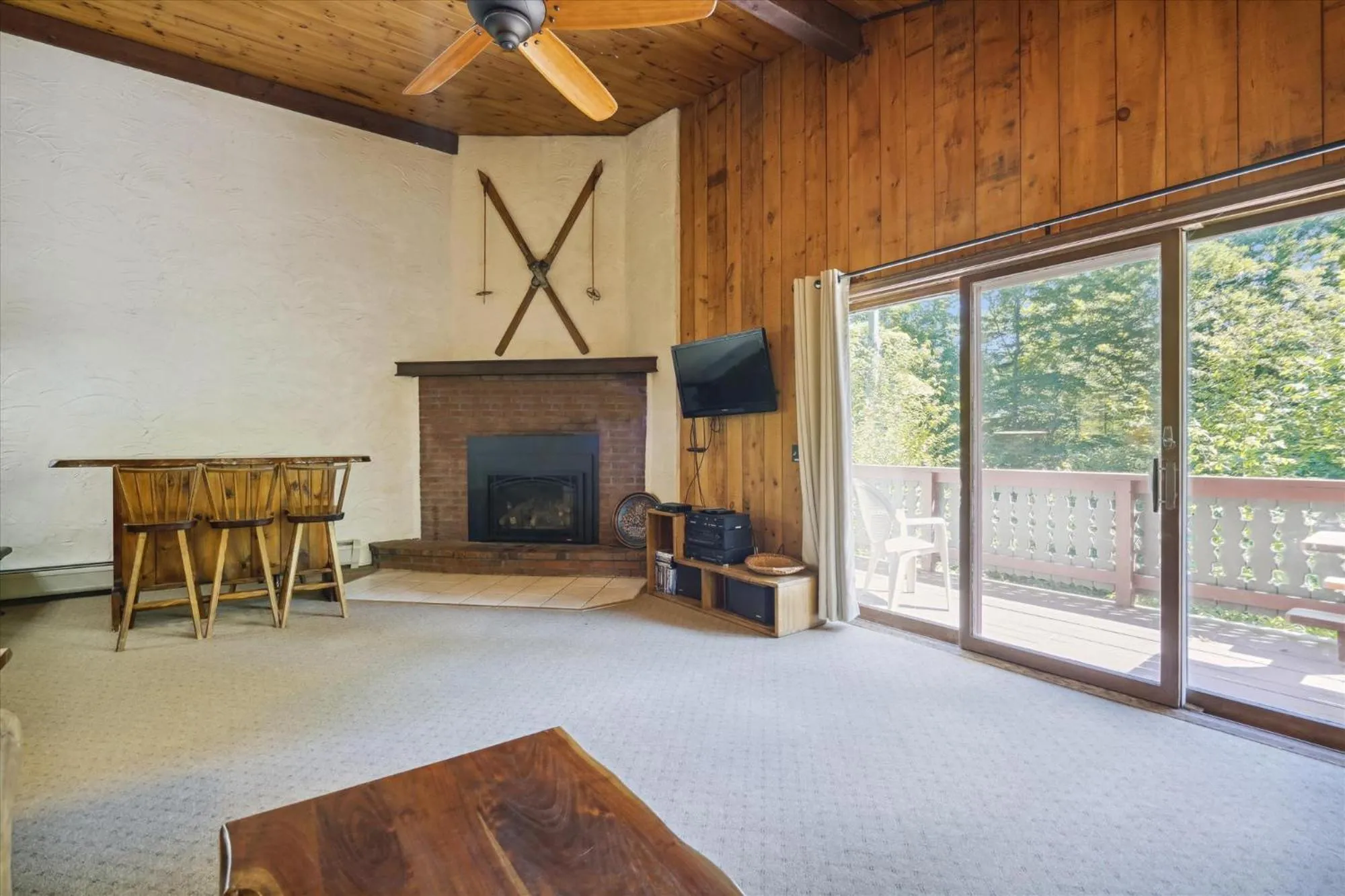 TV and multimedia in 4-Bedroom Townhouse with Sauna Snow Flake