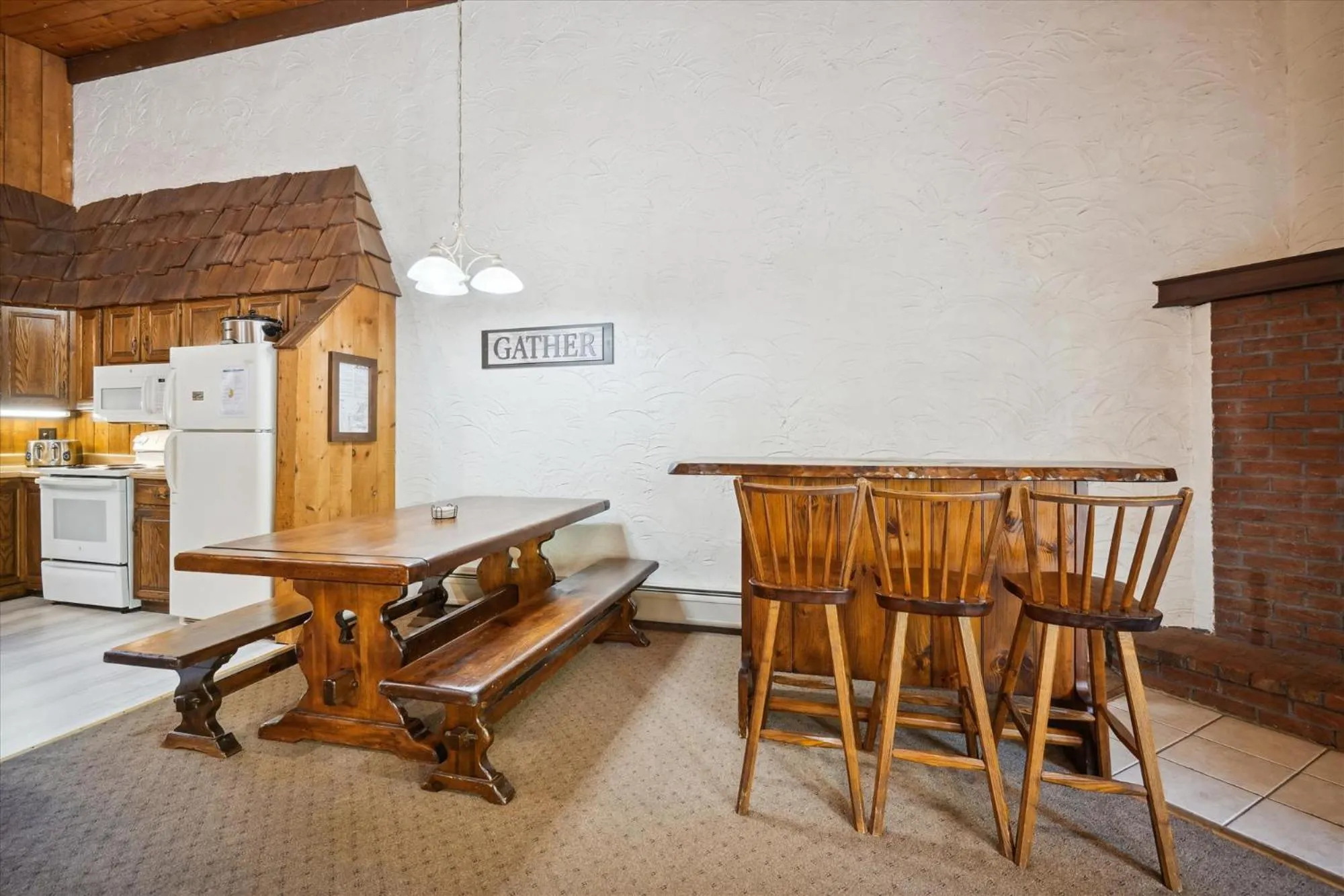 Dining area in 4-Bedroom Townhouse with Sauna Snow Flake