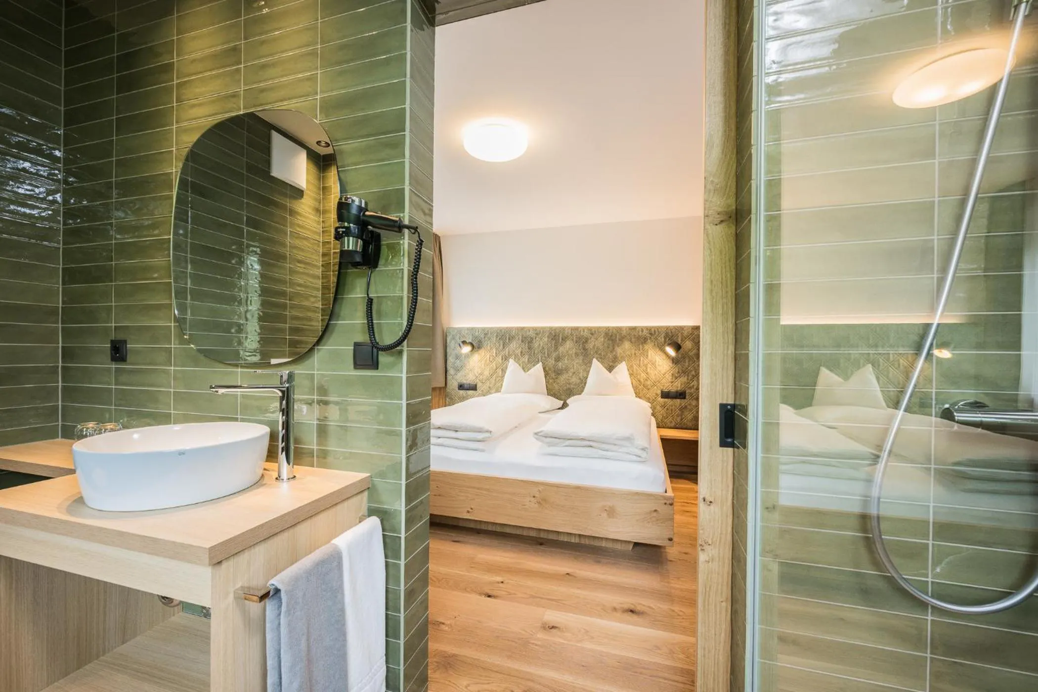 Shower, Bed in Gasthof Albergo Dolomiten