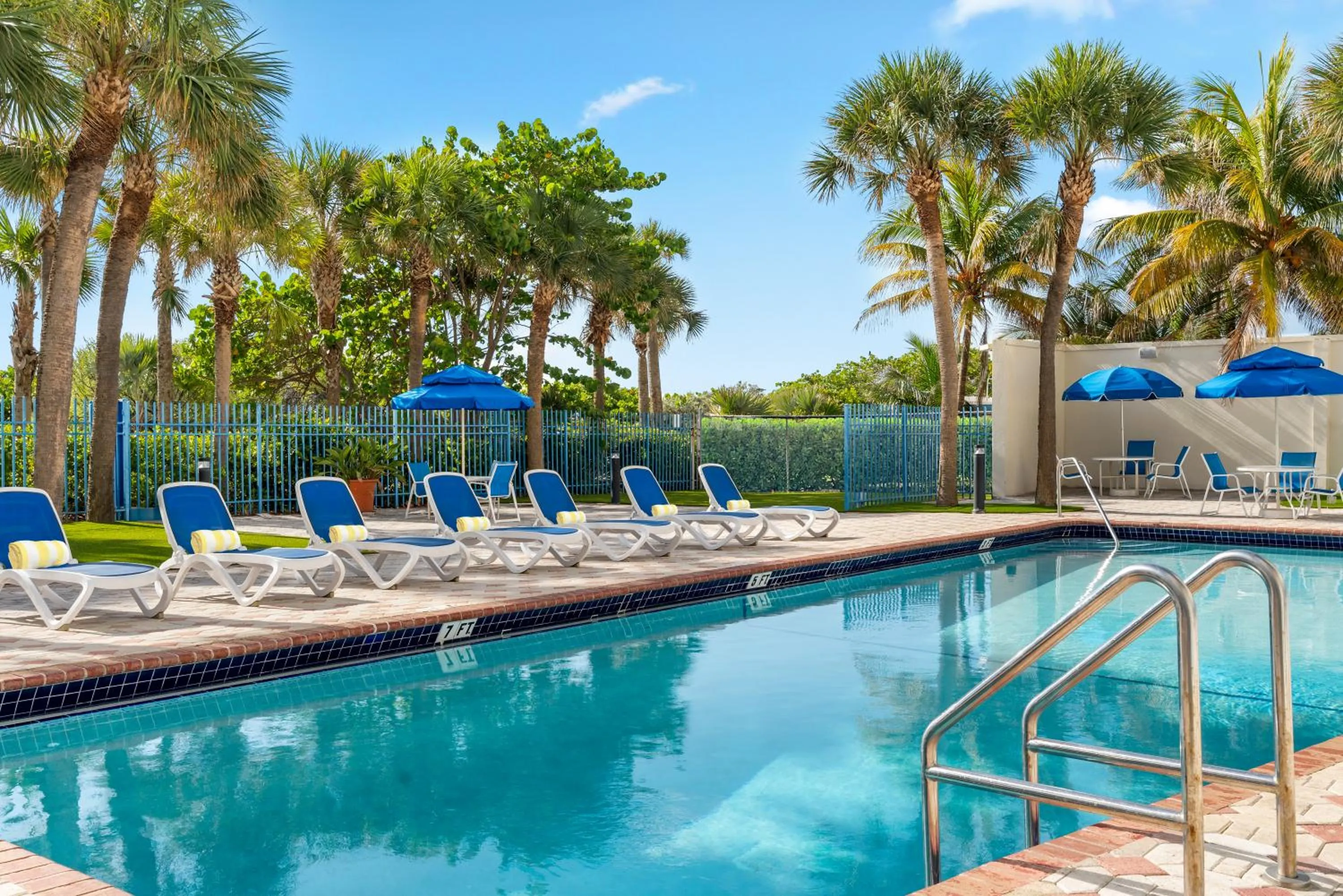 Swimming pool in Crystal Beach Suites Miami Oceanfront Hotel
