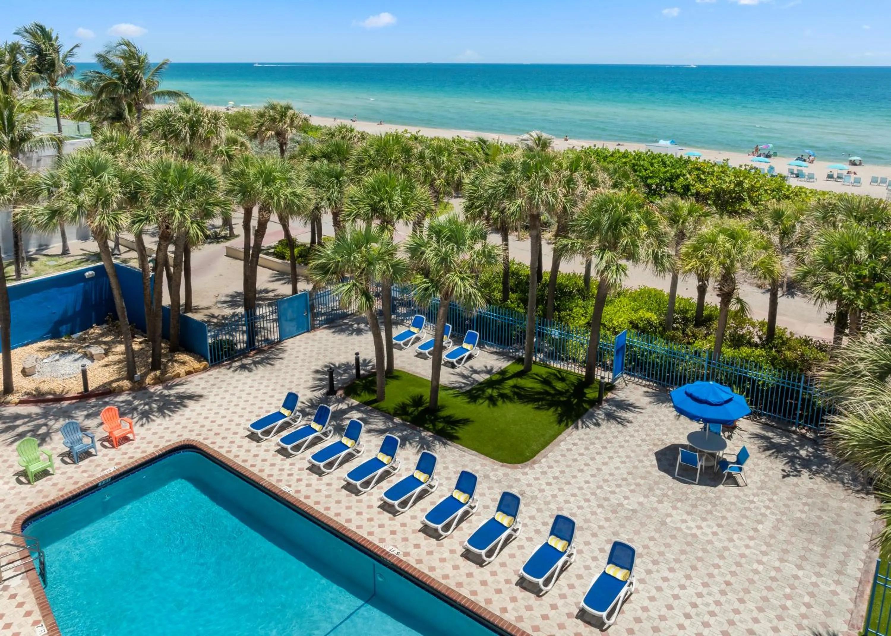 Swimming pool in Crystal Beach Suites Miami Oceanfront Hotel