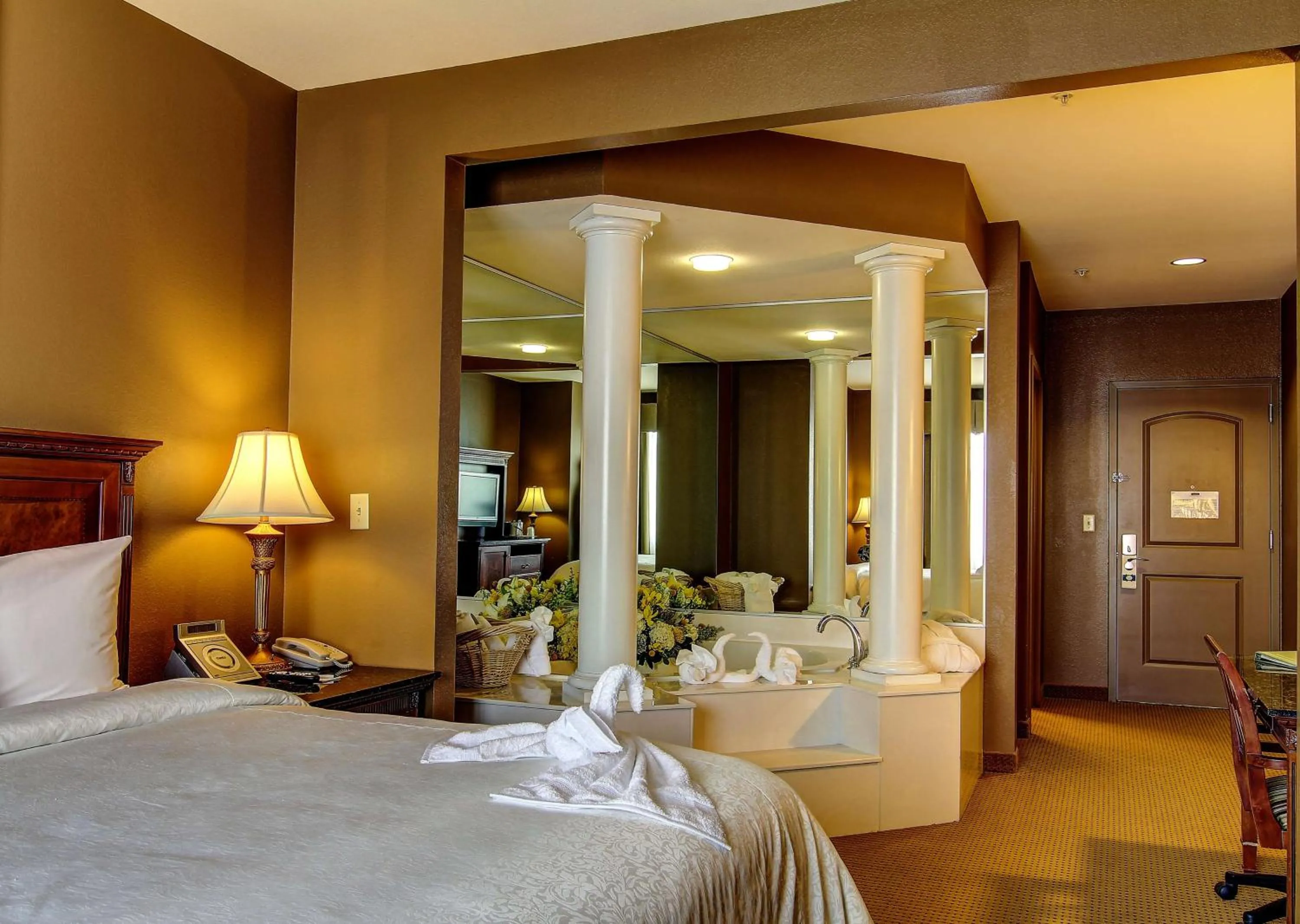 Photo of the whole room, Bed in The Wildwood Hotel