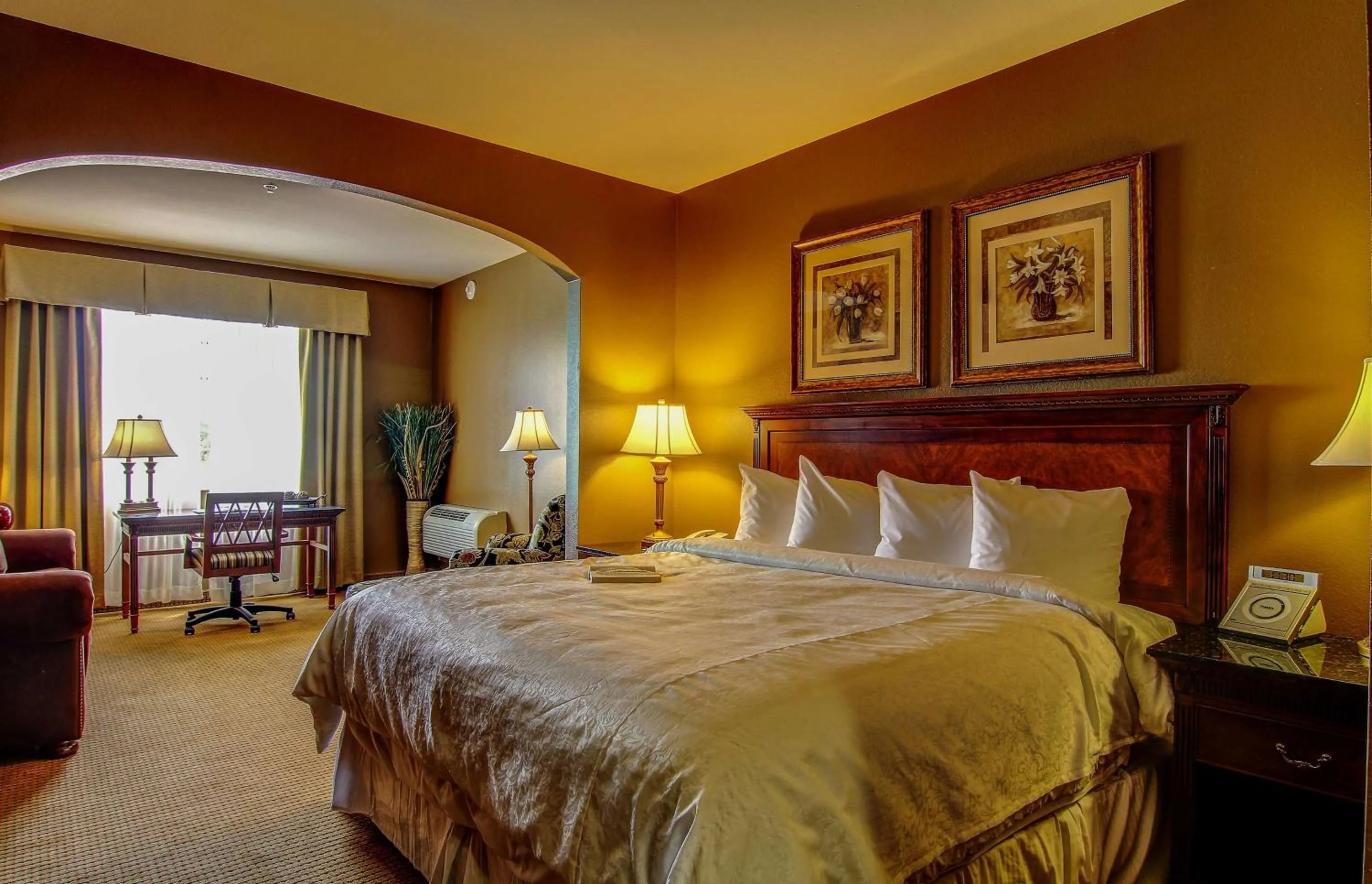 Seating area, Bed in The Wildwood Hotel