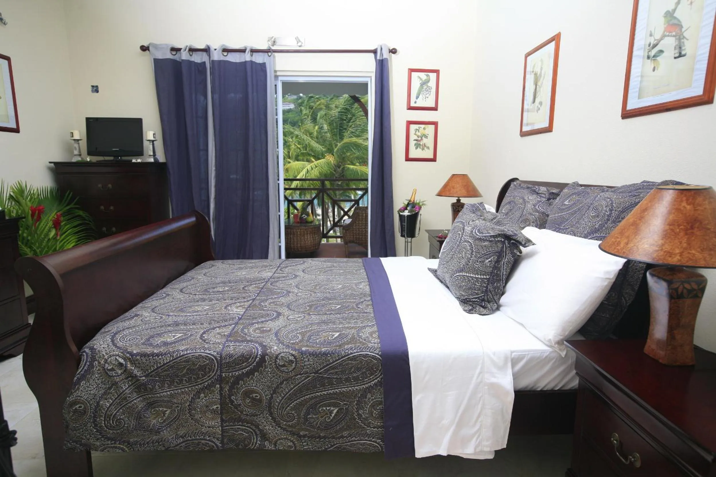 Bed in Marigot Beach Club & Dive Resort