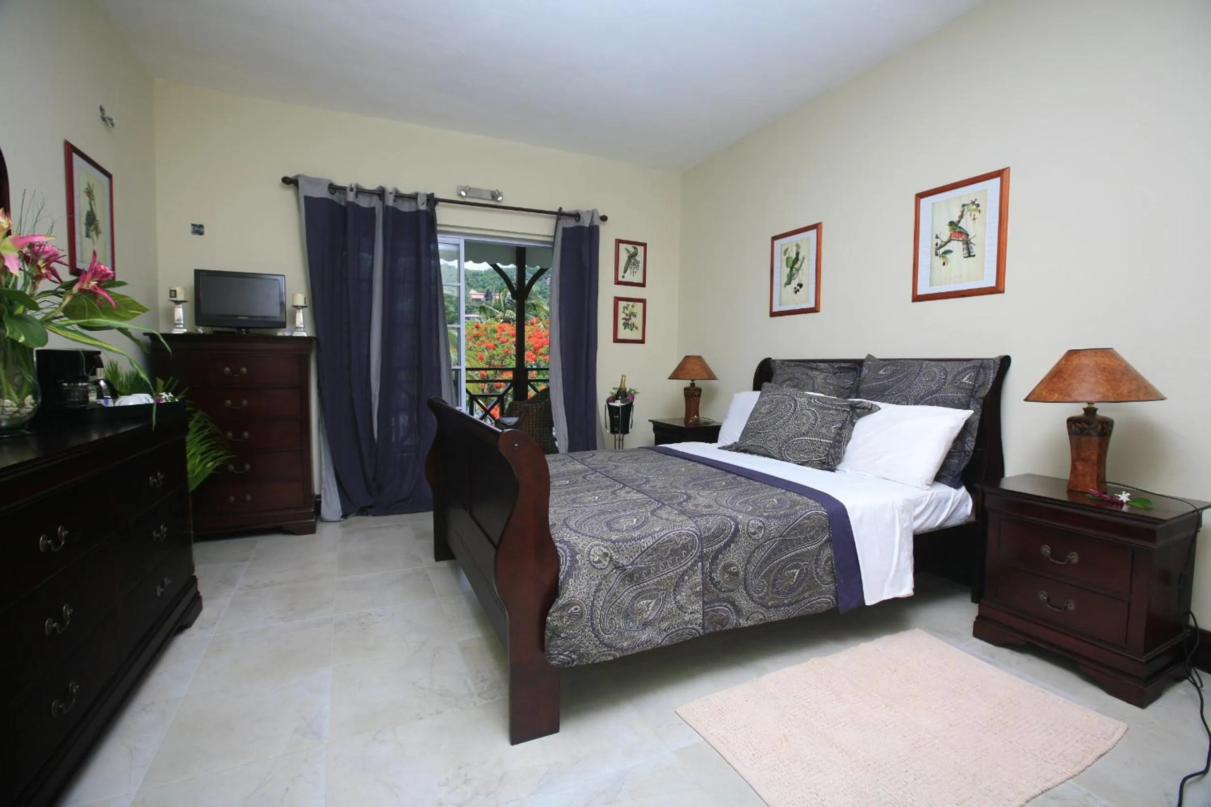 Bed in Marigot Beach Club & Dive Resort