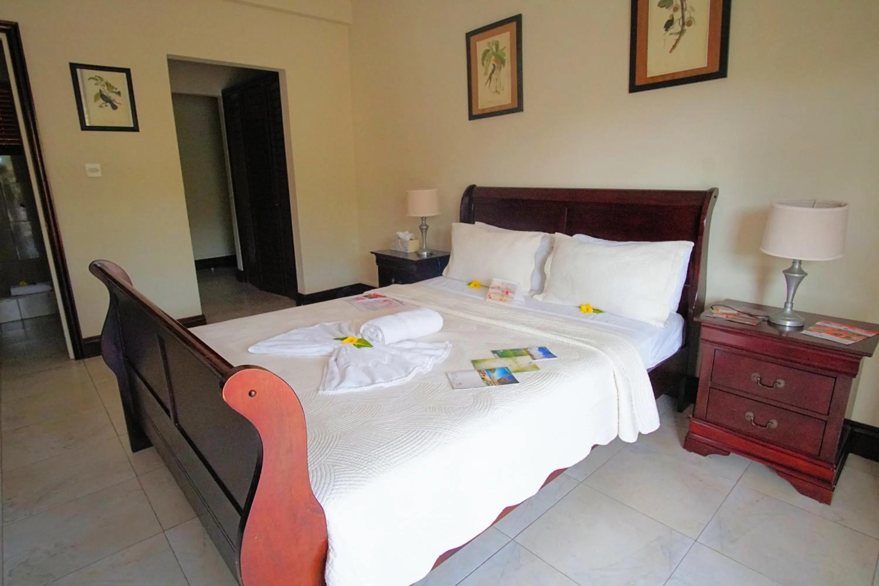 Bed in Marigot Beach Club & Dive Resort