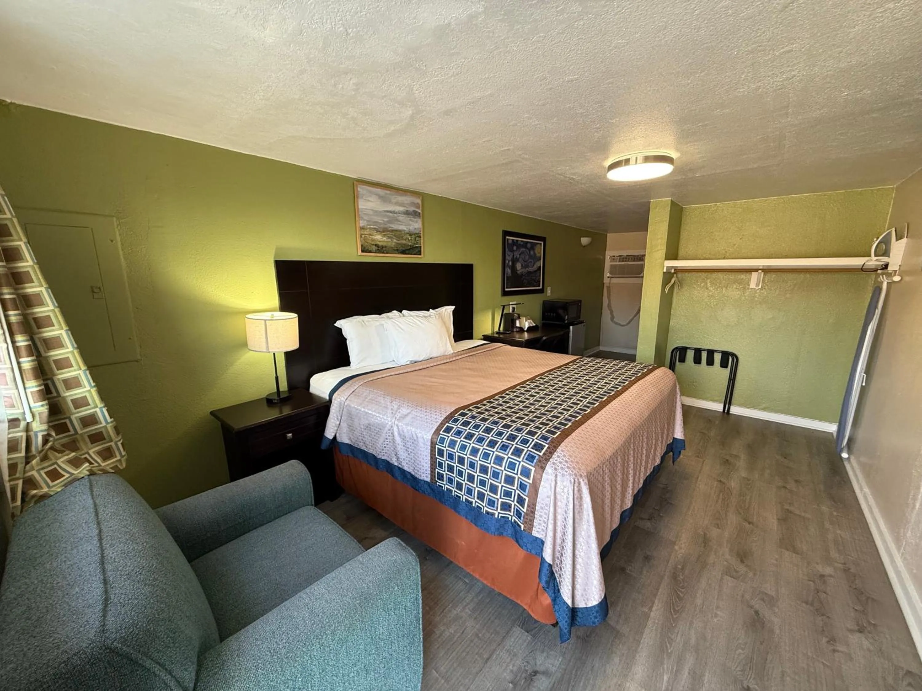 Bed in Executive Inn & Kitchenette Suites-Eagle Pass