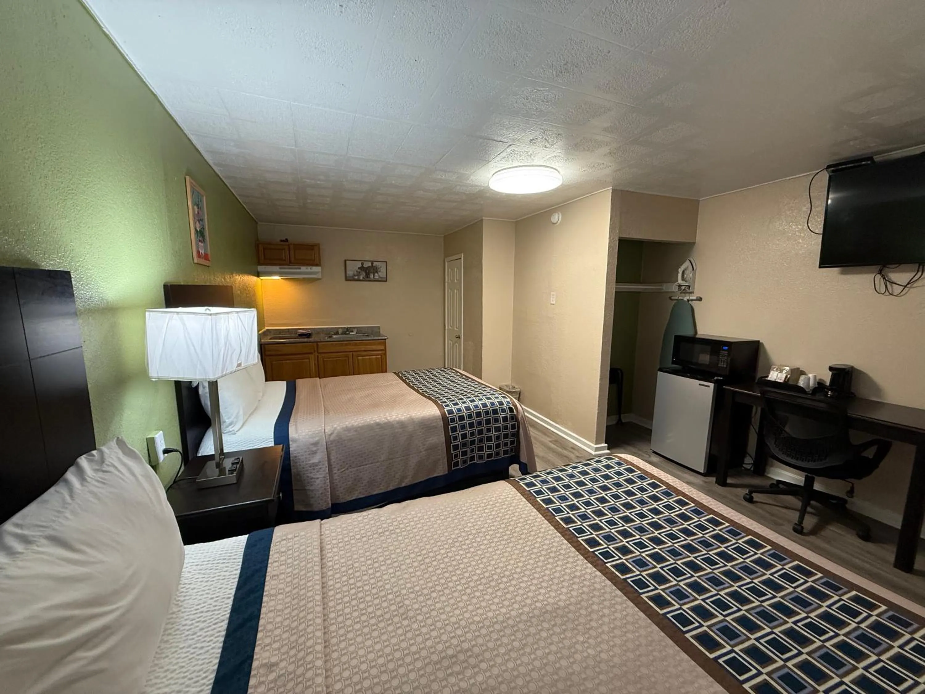 Bed in Executive Inn & Kitchenette Suites-Eagle Pass