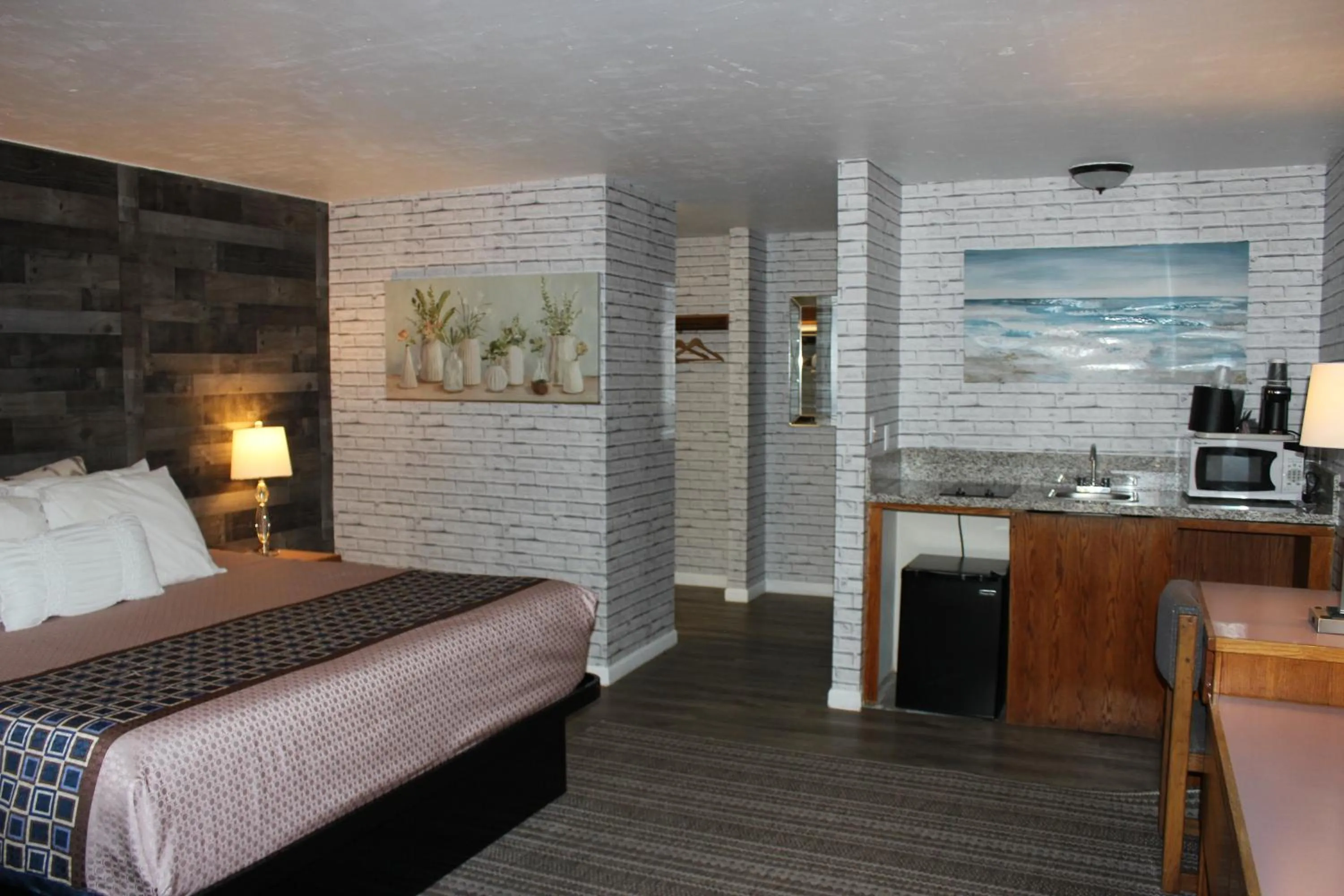 Bedroom, Bed in Cedarwood Inn of Ashland