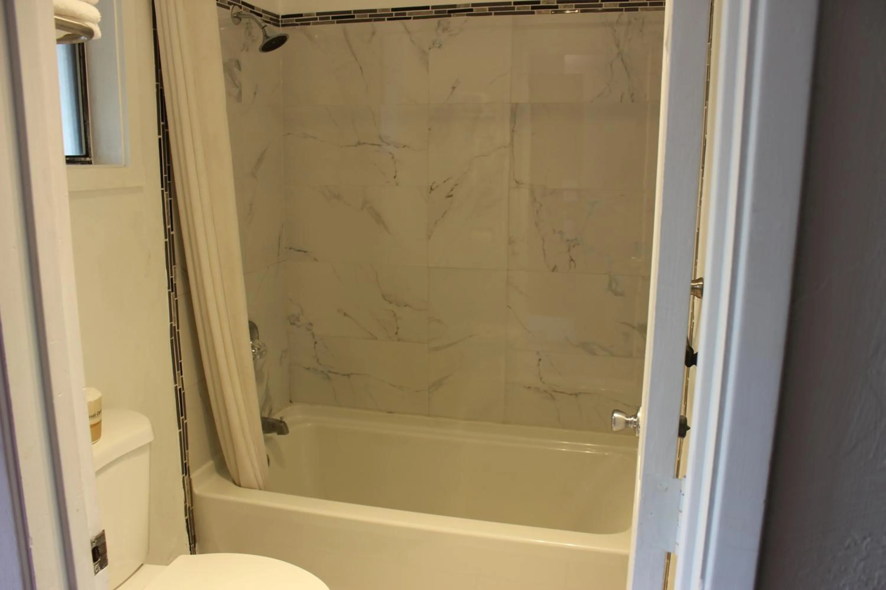 Bathroom in Cedarwood Inn of Ashland