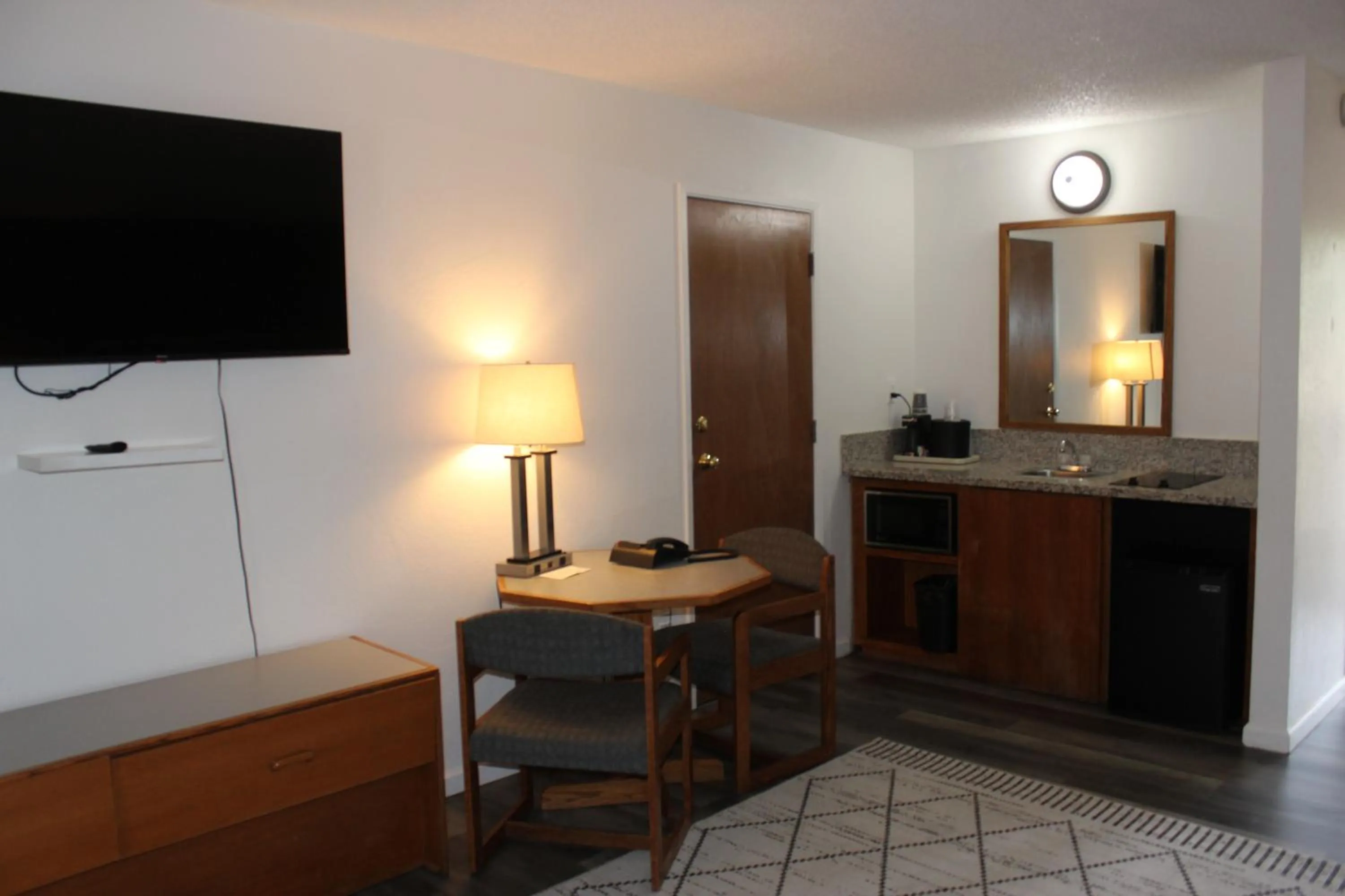 Bedroom in Cedarwood Inn of Ashland