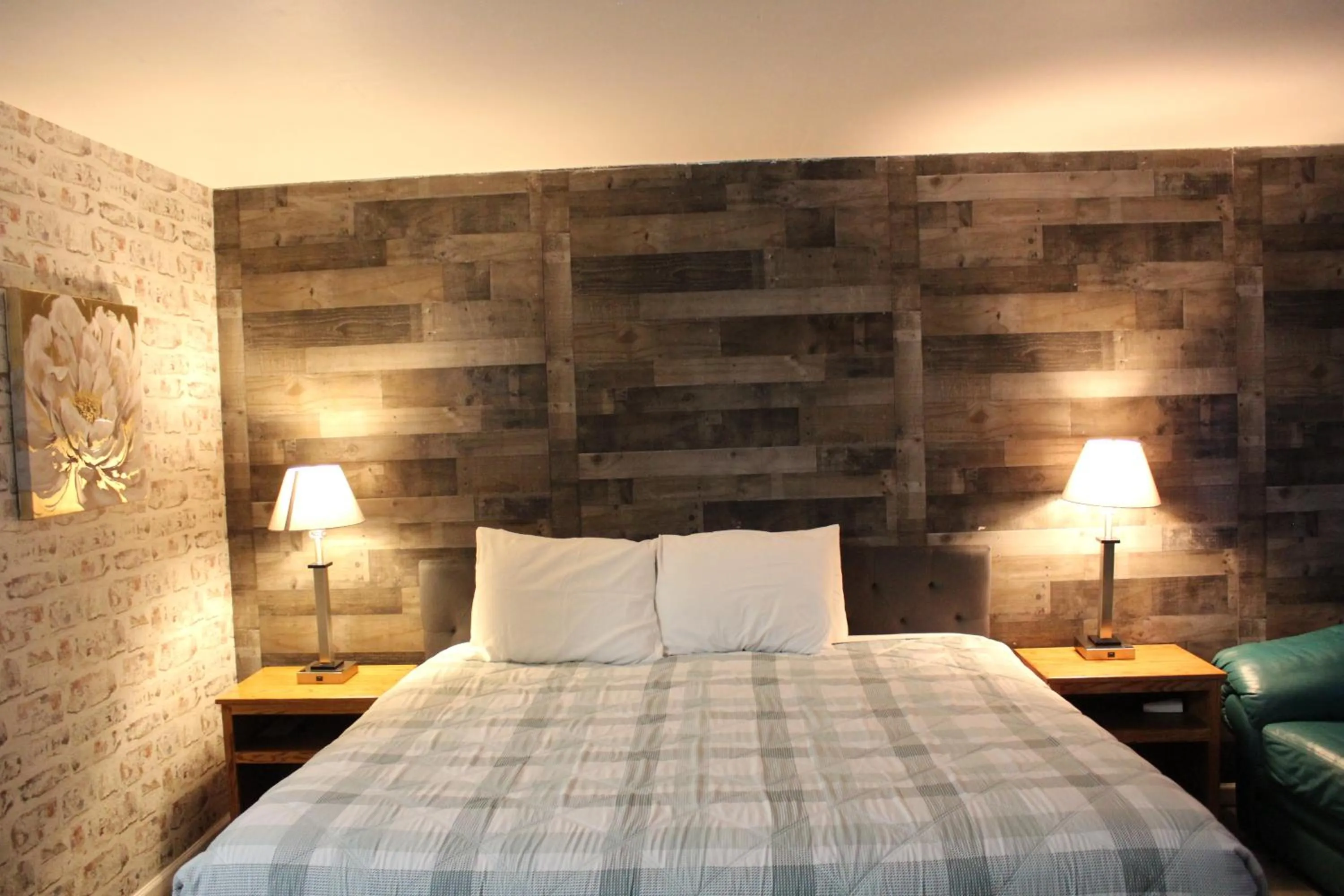 Bedroom, Bed in Cedarwood Inn of Ashland