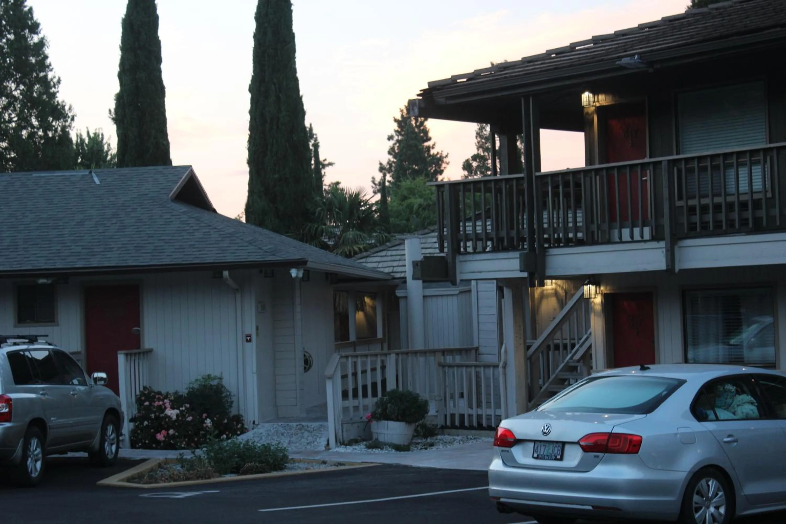 Property building in Cedarwood Inn of Ashland