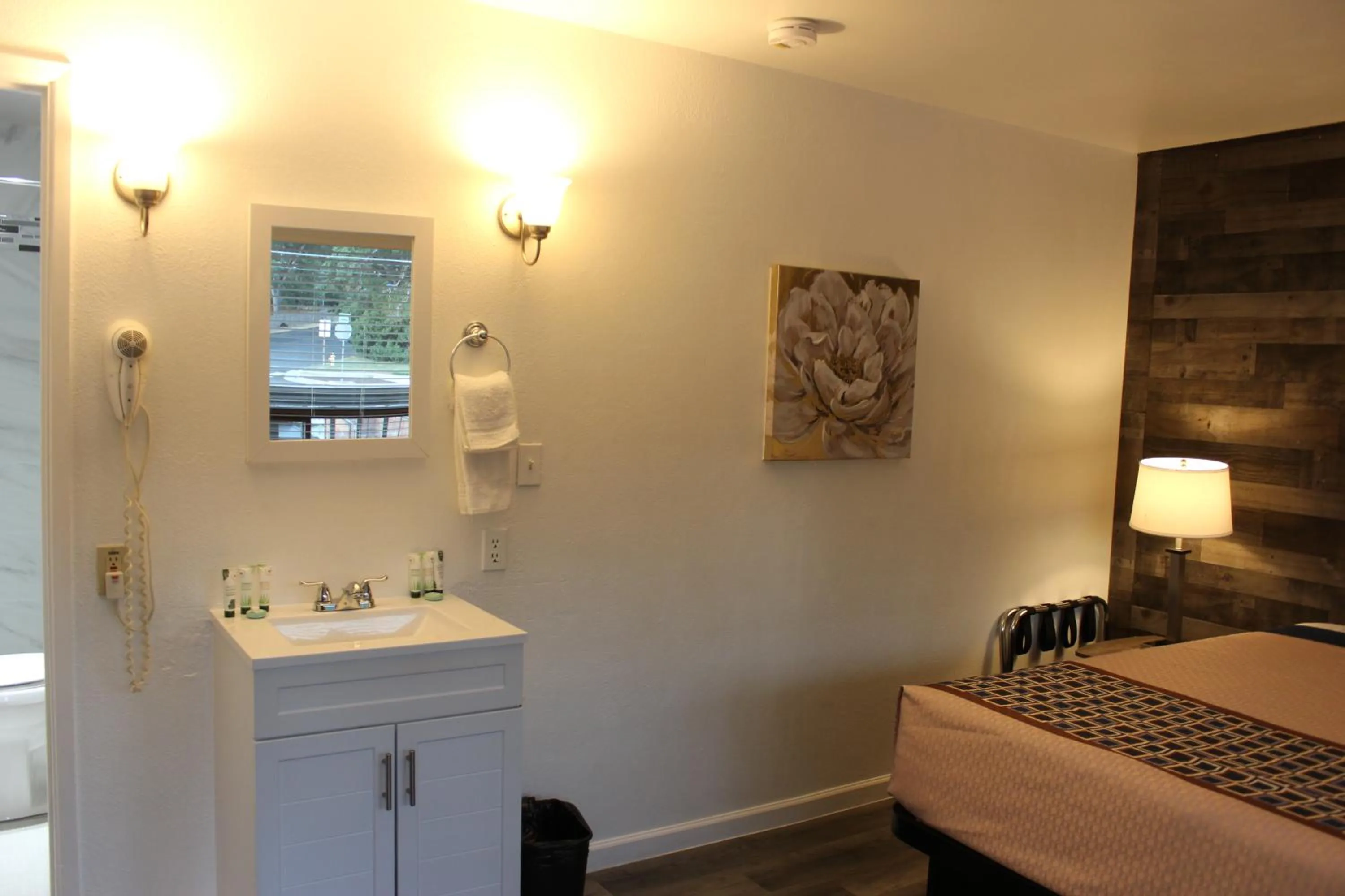 Bedroom, Bed in Cedarwood Inn of Ashland