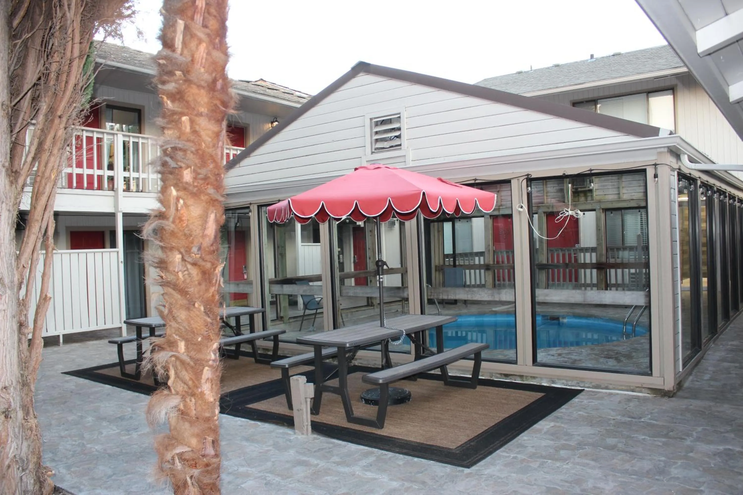 Inner courtyard view in Cedarwood Inn of Ashland