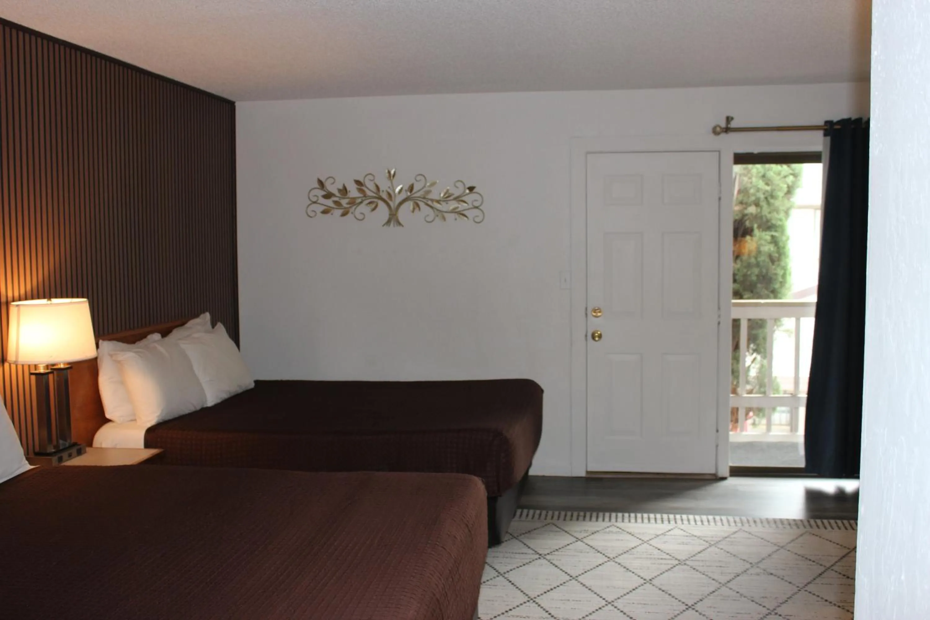 Bed in Cedarwood Inn of Ashland