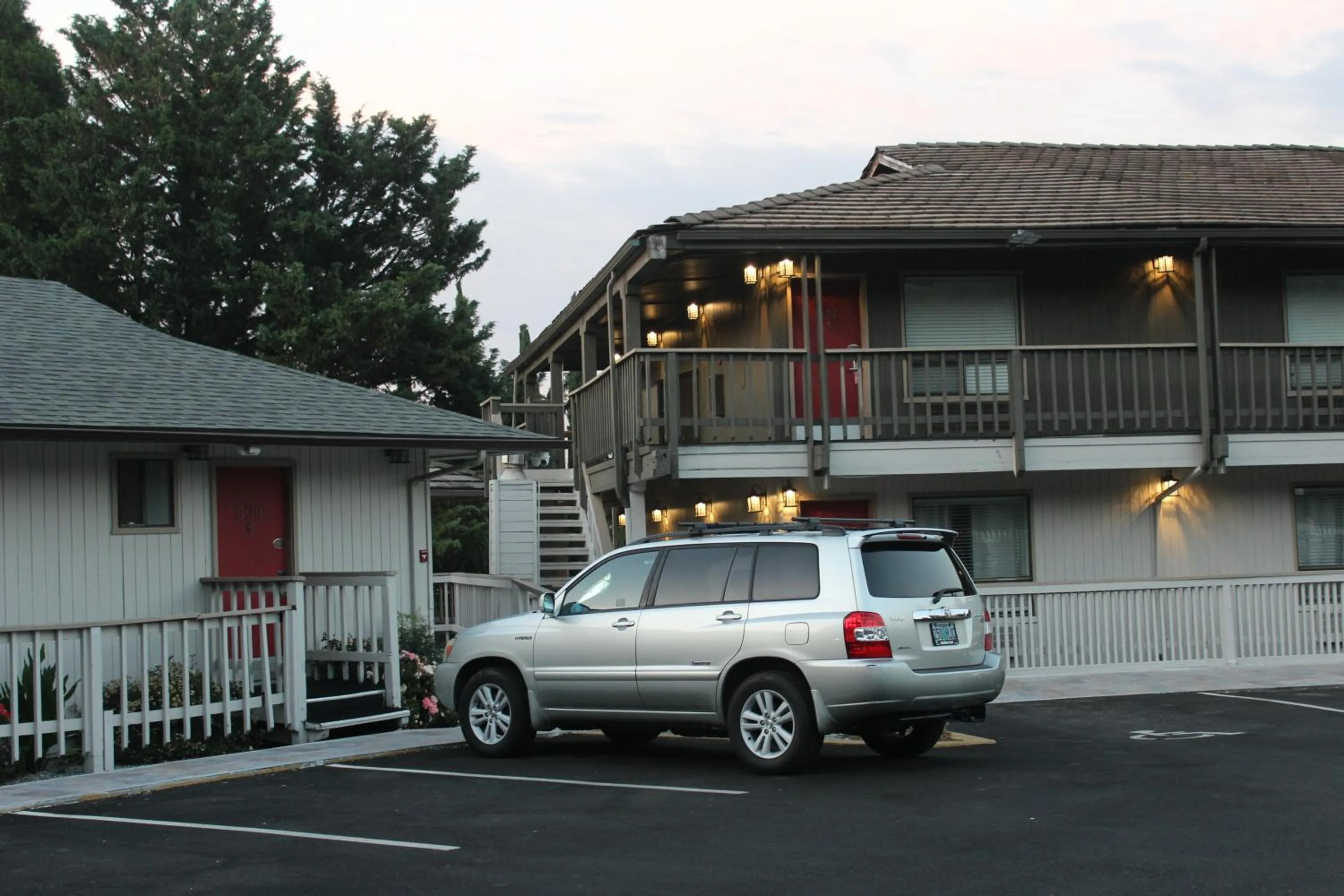 Property building in Cedarwood Inn of Ashland