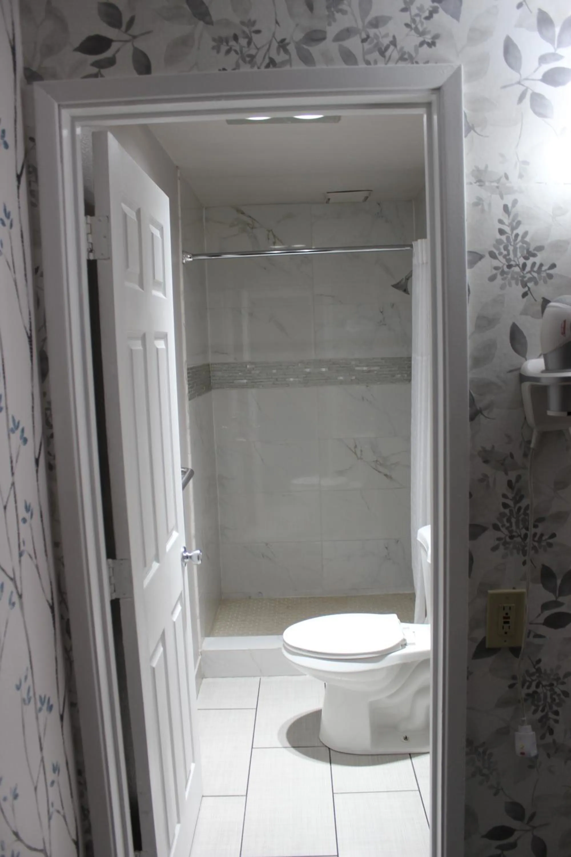 Bathroom in Cedarwood Inn of Ashland